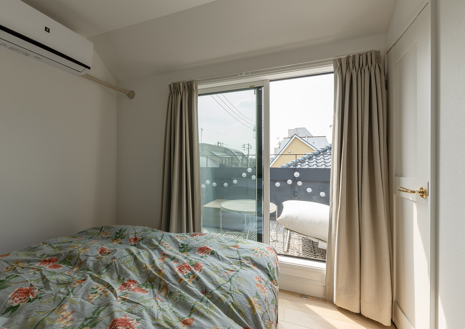 注文住宅・寝室・ルーフバルコニーが見える・アクセントクロス 注文住宅・デザイン住宅建築実例_『CASE743 two-sidedness』_寝室