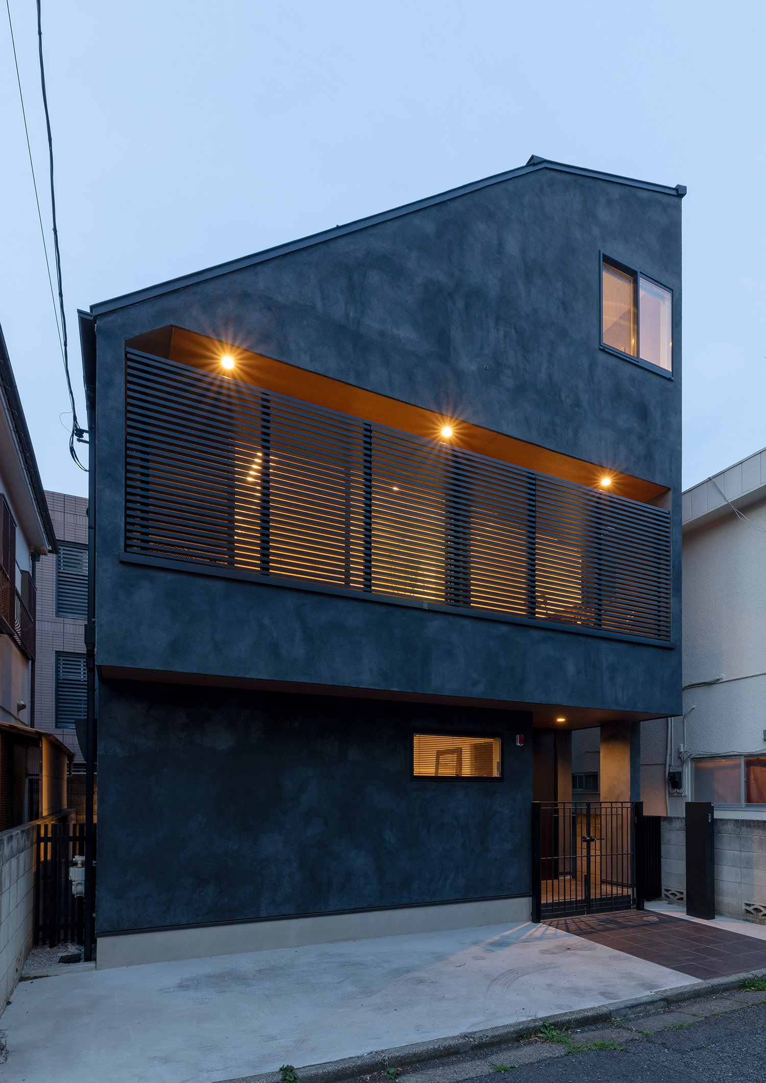 注文住宅・外観・黒を基調とした・狭小住宅・ルーバーの目隠し・シンプルな外観 注文住宅・デザイン住宅建築実例_『CASE743 two-sidedness』_外観