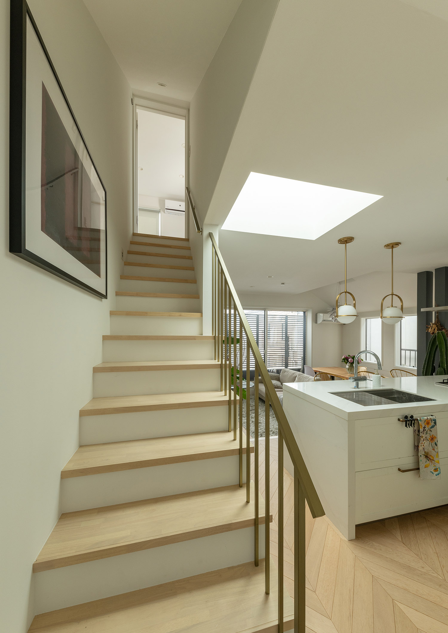 注文住宅・箱型階段・木製の箱型階段・真鍮の手すり 注文住宅・デザイン住宅建築実例_『CASE743 two-sidedness』_階段