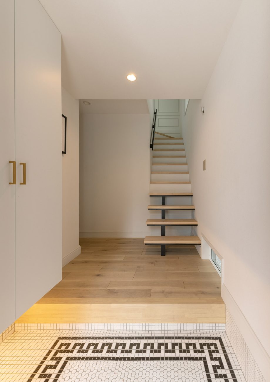 注文住宅・玄関・タイル張り・地窓・白を基調とした 注文住宅・デザイン住宅建築実例_『CASE743 two-sidedness』_玄関