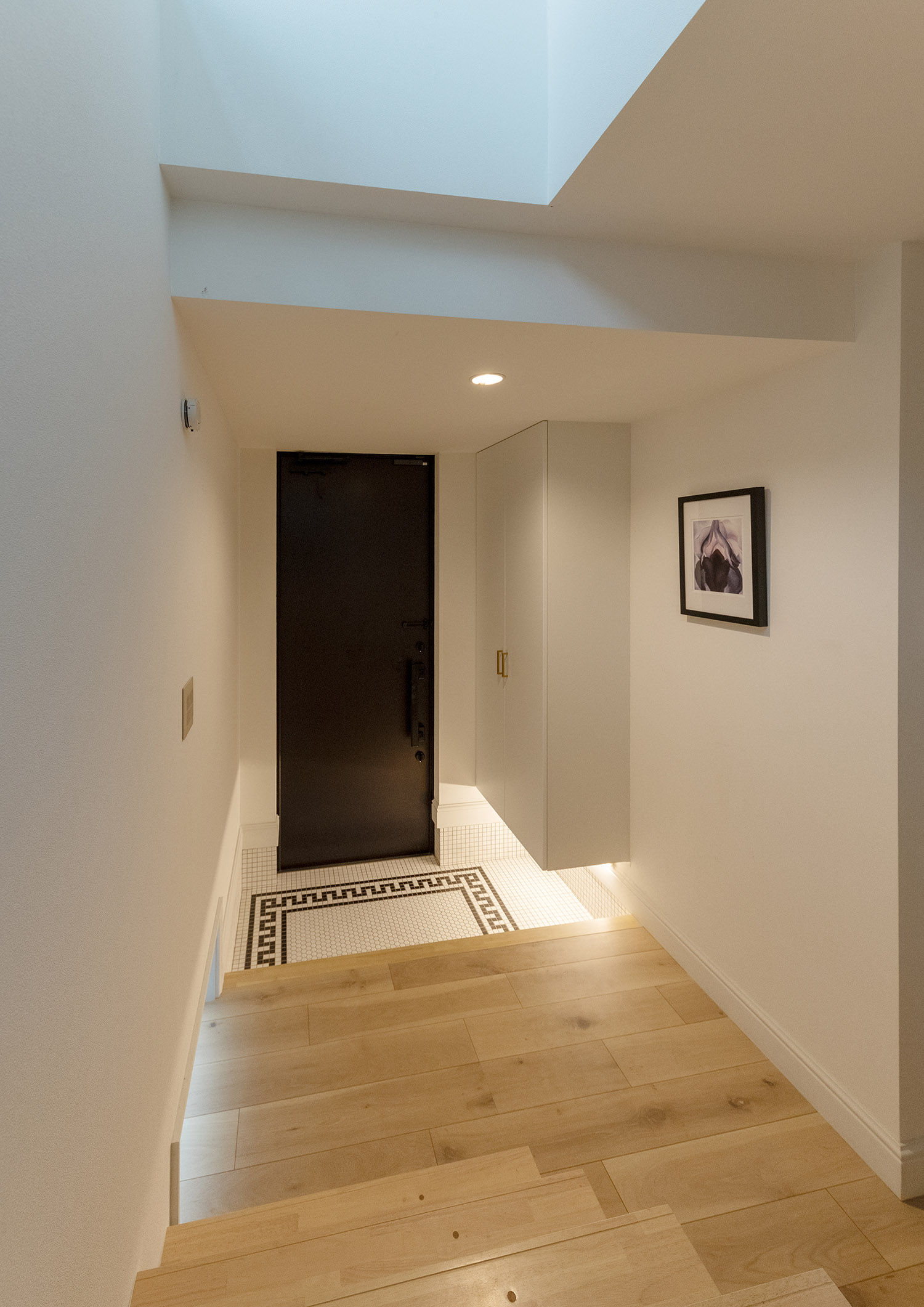 注文住宅・玄関・タイル張り・地窓・白を基調とした 注文住宅・デザイン住宅建築実例_『CASE743 two-sidedness』_玄関