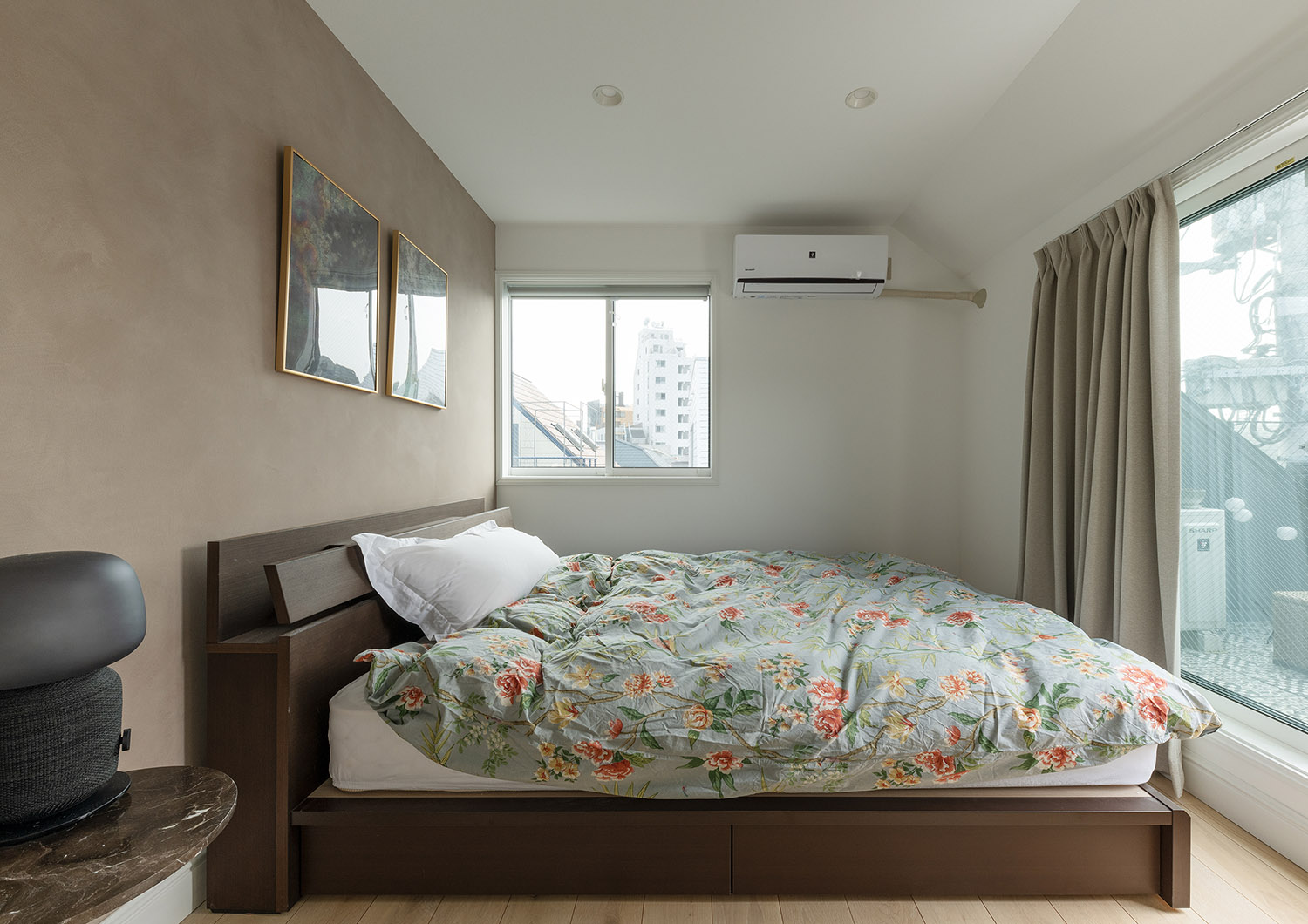 注文住宅・寝室・ルーフバルコニーが見える・アクセントクロス 注文住宅・デザイン住宅建築実例_『CASE743 two-sidedness』_寝室