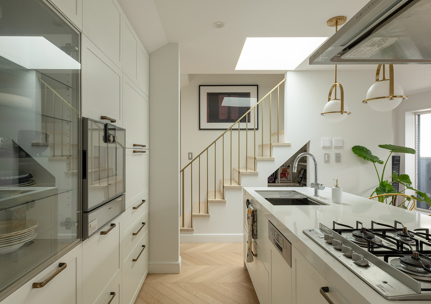 注文住宅・LDK・モダン・ヘリンボーンの床・カウンターキッチン・アイランドキッチン・観葉植物のある家 注文住宅・デザイン住宅建築実例_『CASE743 two-sidedness』_キッチン