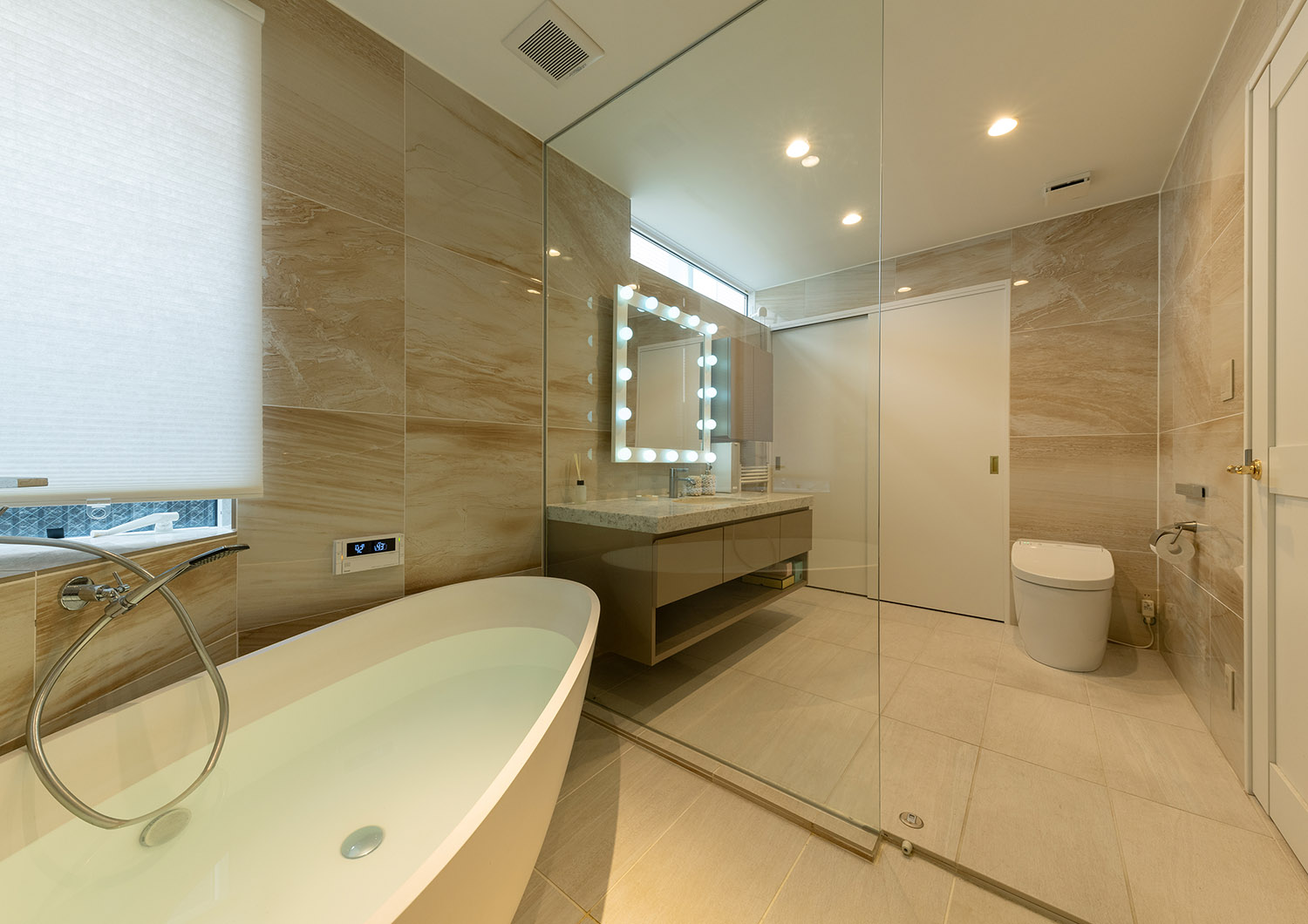 注文住宅・洗面所・トイレ・造作洗面・大理石・ホテルライク・ガラス扉 注文住宅・デザイン住宅建築実例_『CASE743 two-sidedness』_浴室・洗面所