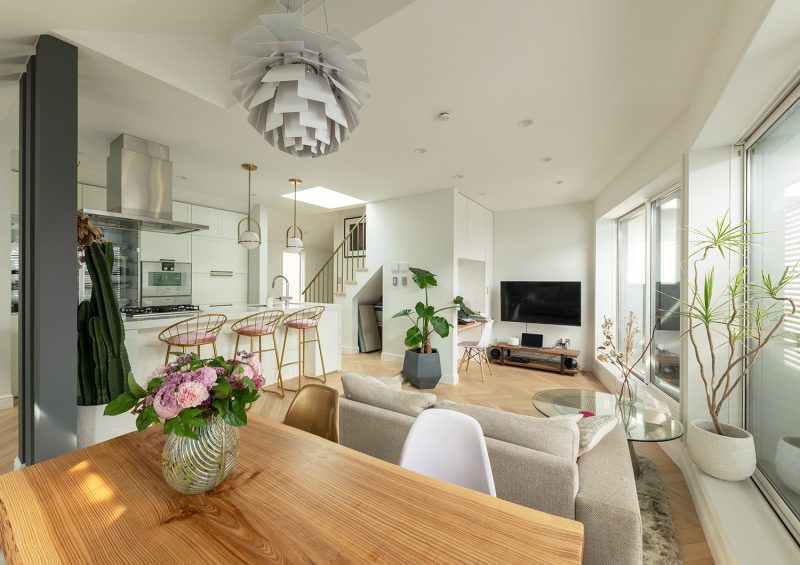 白を基調とした明るくて広さを感じる内装