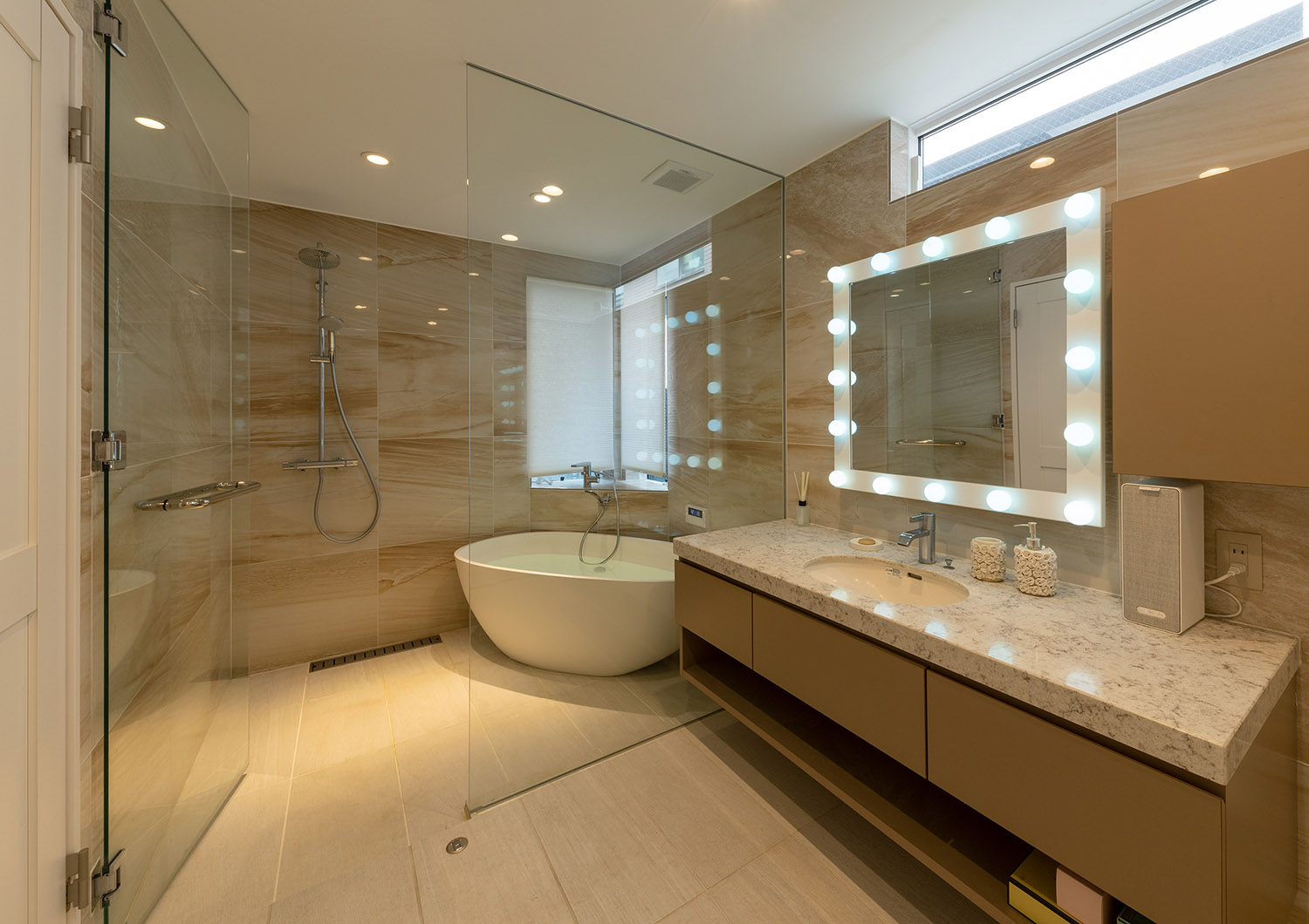 注文住宅・洗面所・造作洗面・大理石・ホテルライク・ガラス扉 注文住宅・デザイン住宅建築実例_『CASE743 two-sidedness』_浴室・洗面所