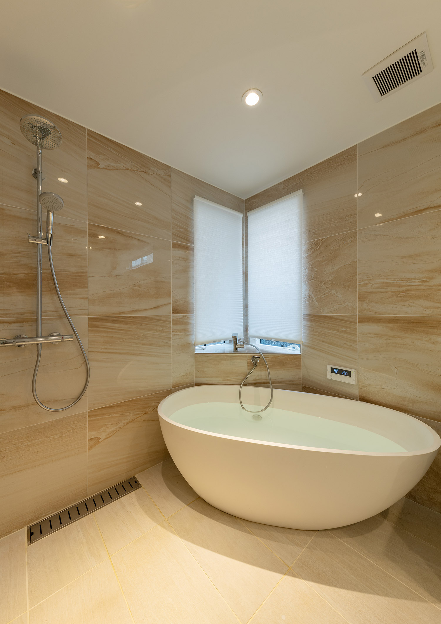 注文住宅・浴室・ホテルライク・大理石・楕円形のバスタブ 注文住宅・デザイン住宅建築実例_『CASE743 two-sidedness』_浴室・洗面所