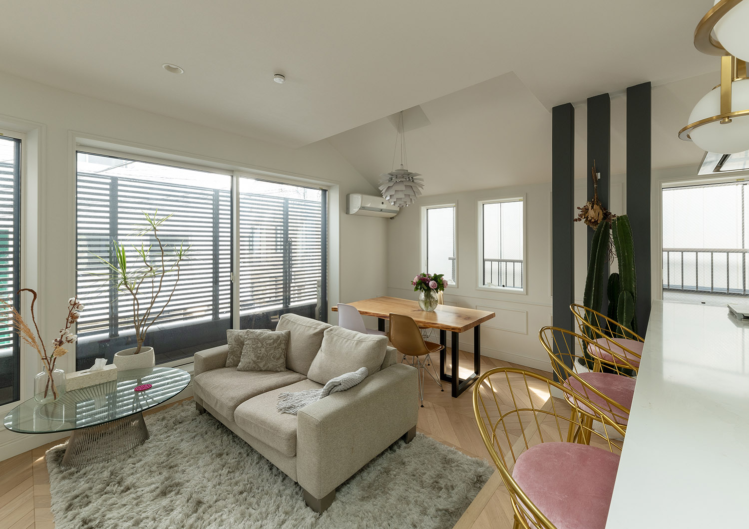 注文住宅・LDK・モダン・ヘリンボーンの床・大開口サッシ・開放感のある・観葉植物のある家・明るいリビング 注文住宅・デザイン住宅建築実例_『CASE743 two-sidedness』_LDK