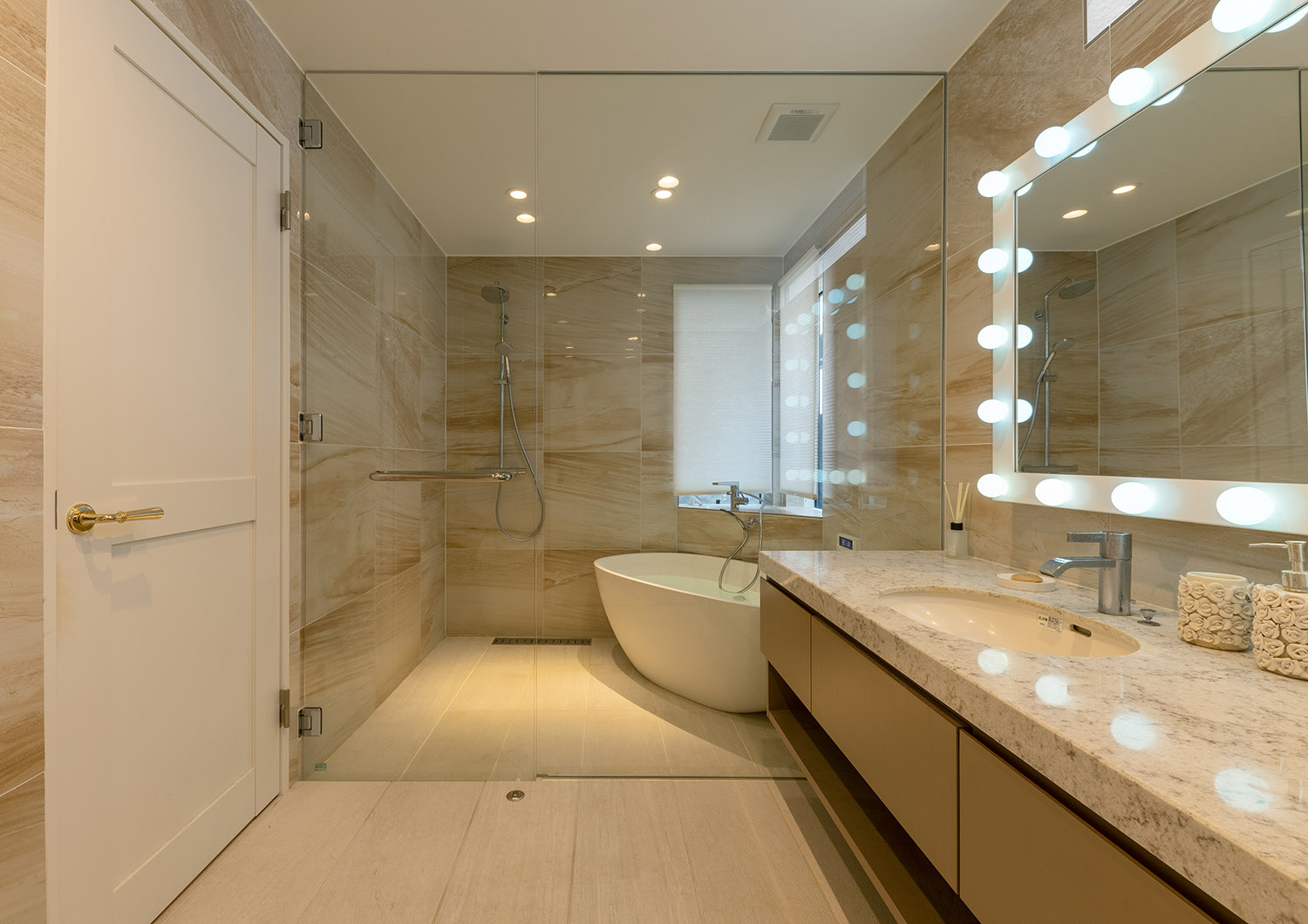 注文住宅・洗面所・造作洗面・大理石・ホテルライク・ガラス扉 注文住宅・デザイン住宅建築実例_『CASE743 two-sidedness』_浴室・洗面所