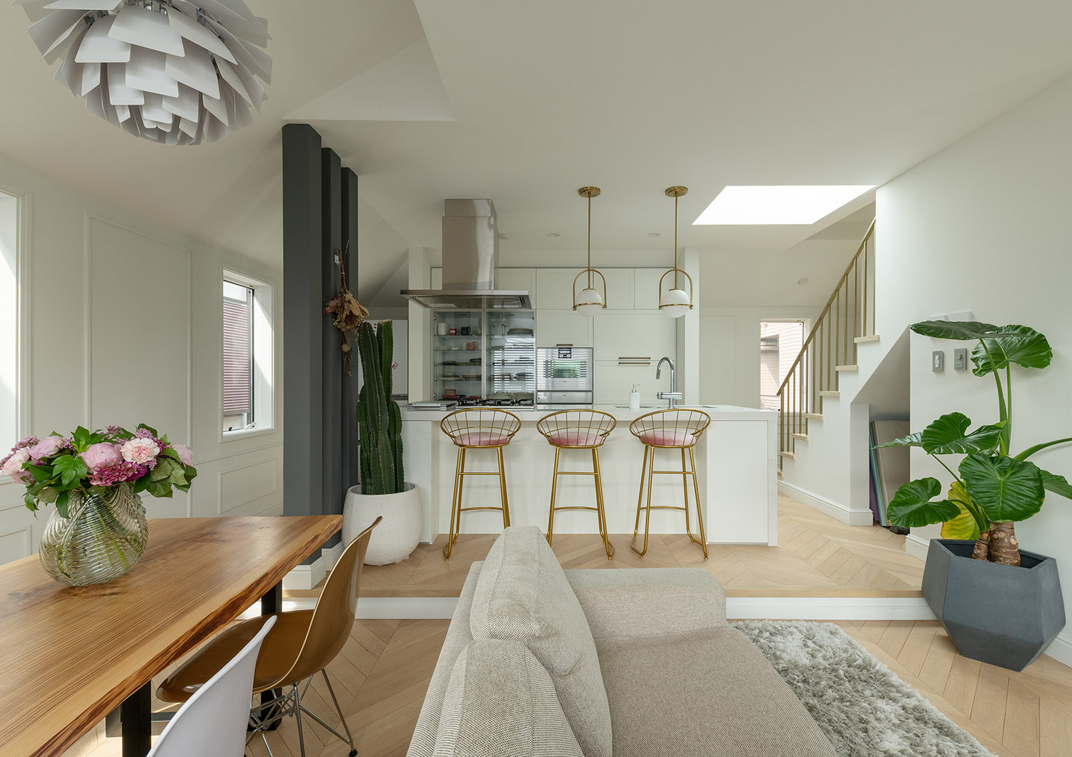 注文住宅・LDK・モダン・ヘリンボーンの床・観葉植物のある家・カウンターキッチン 注文住宅・デザイン住宅建築実例_『CASE743 two-sidedness』_LDK