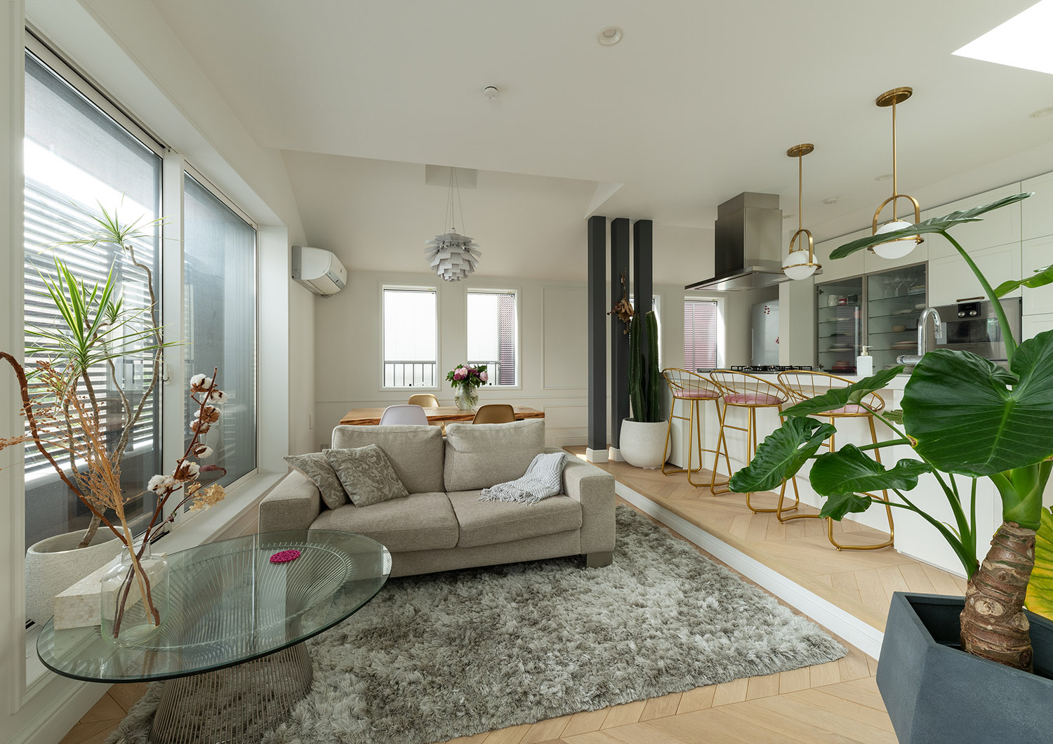 注文住宅・LDK・モダン・ヘリンボーンの床・観葉植物のある家・明るいリビング 注文住宅・デザイン住宅建築実例_『CASE743 two-sidedness』_LDK