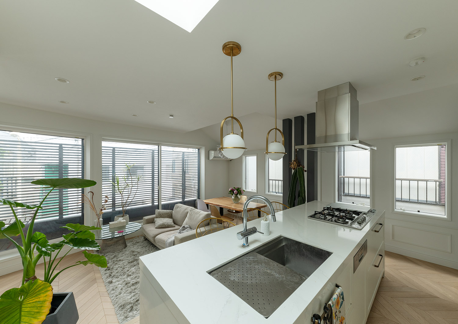 注文住宅・LDK・モダン・ヘリンボーンの床・カウンターキッチン・アイランドキッチン・観葉植物のある家 注文住宅・デザイン住宅建築実例_『CASE743 two-sidedness』_キッチン