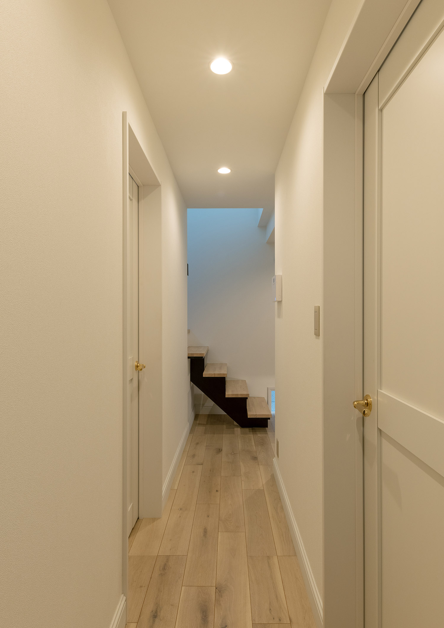 注文住宅・廊下・白を基調とした・フローリング・ホテルライク 注文住宅・デザイン住宅建築実例_『CASE743 two-sidedness』_廊下