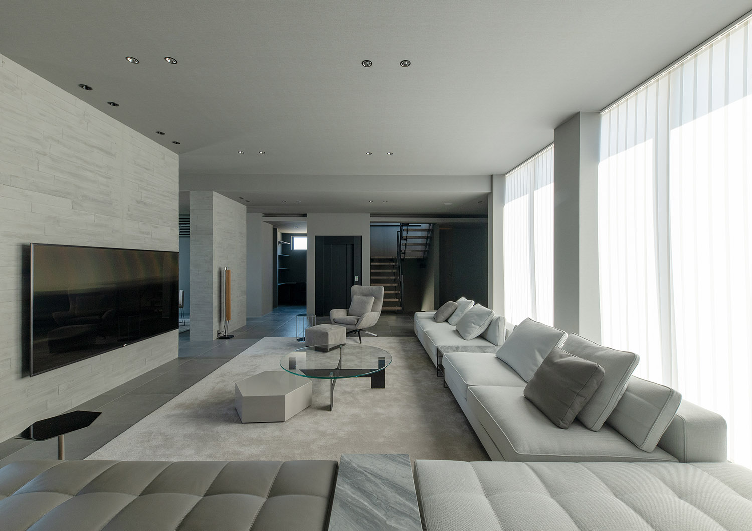 注文住宅・LDK・グレー・高天井・ハイドア・大開口・SE工法 注文住宅・デザイン住宅建築実例_『CASE744 CAVE』_LDK