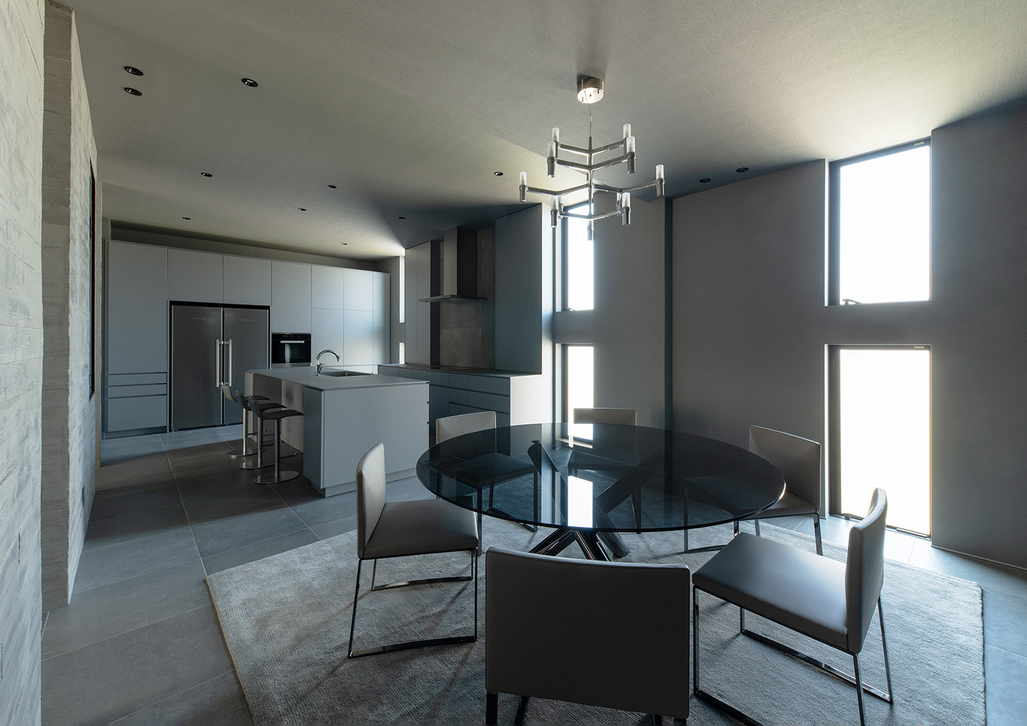 注文住宅・LDK・ダイニングキッチン・カウンターキッチン・Ⅱ型キッチン・グレー 注文住宅・デザイン住宅建築実例_『CASE744 CAVE』_LDK