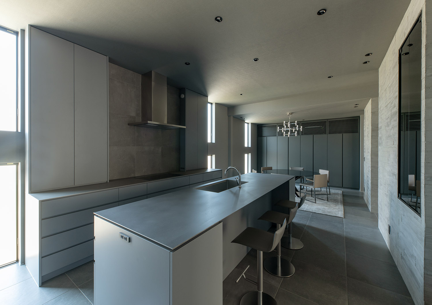 注文住宅・LDK・ダイニングキッチン・カウンターキッチン・Ⅱ型キッチン・グレー 注文住宅・デザイン住宅建築実例_『CASE744 CAVE』_キッチン