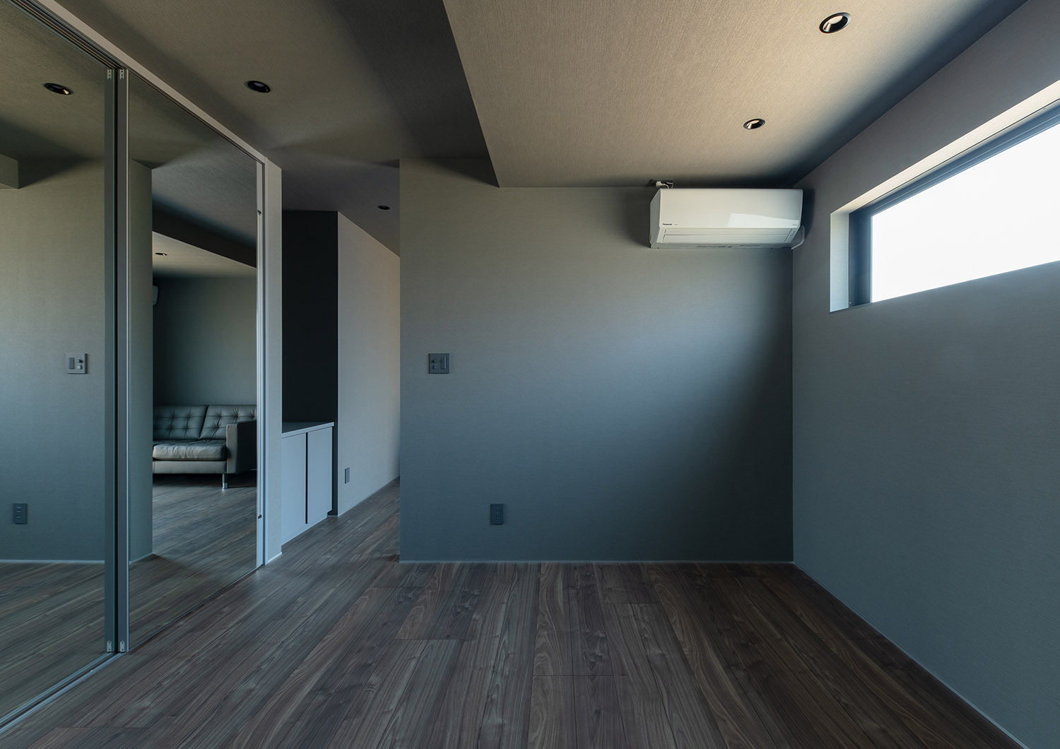 注文住宅・個室・グレー・スリット窓・ホワイトオーク 注文住宅・デザイン住宅建築実例_『CASE744 CAVE』_フリースペース