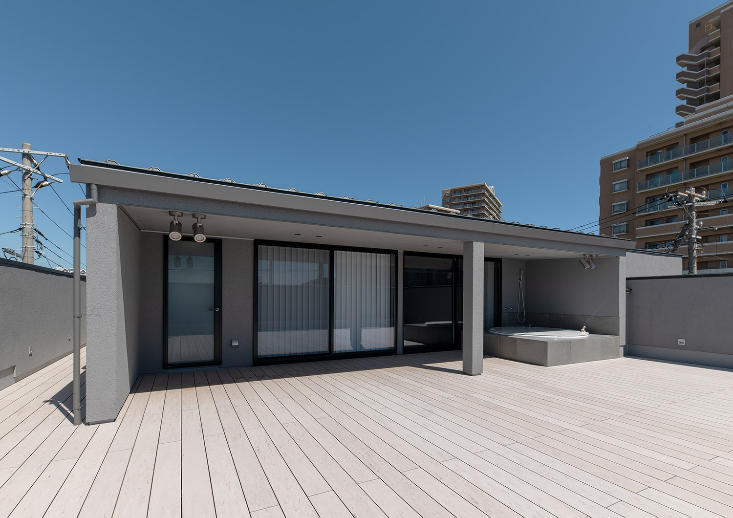 注文住宅・ルーフバルコニー・屋外浴室・露天風呂 注文住宅・デザイン住宅建築実例_『CASE744 CAVE』_テラス・バルコニー