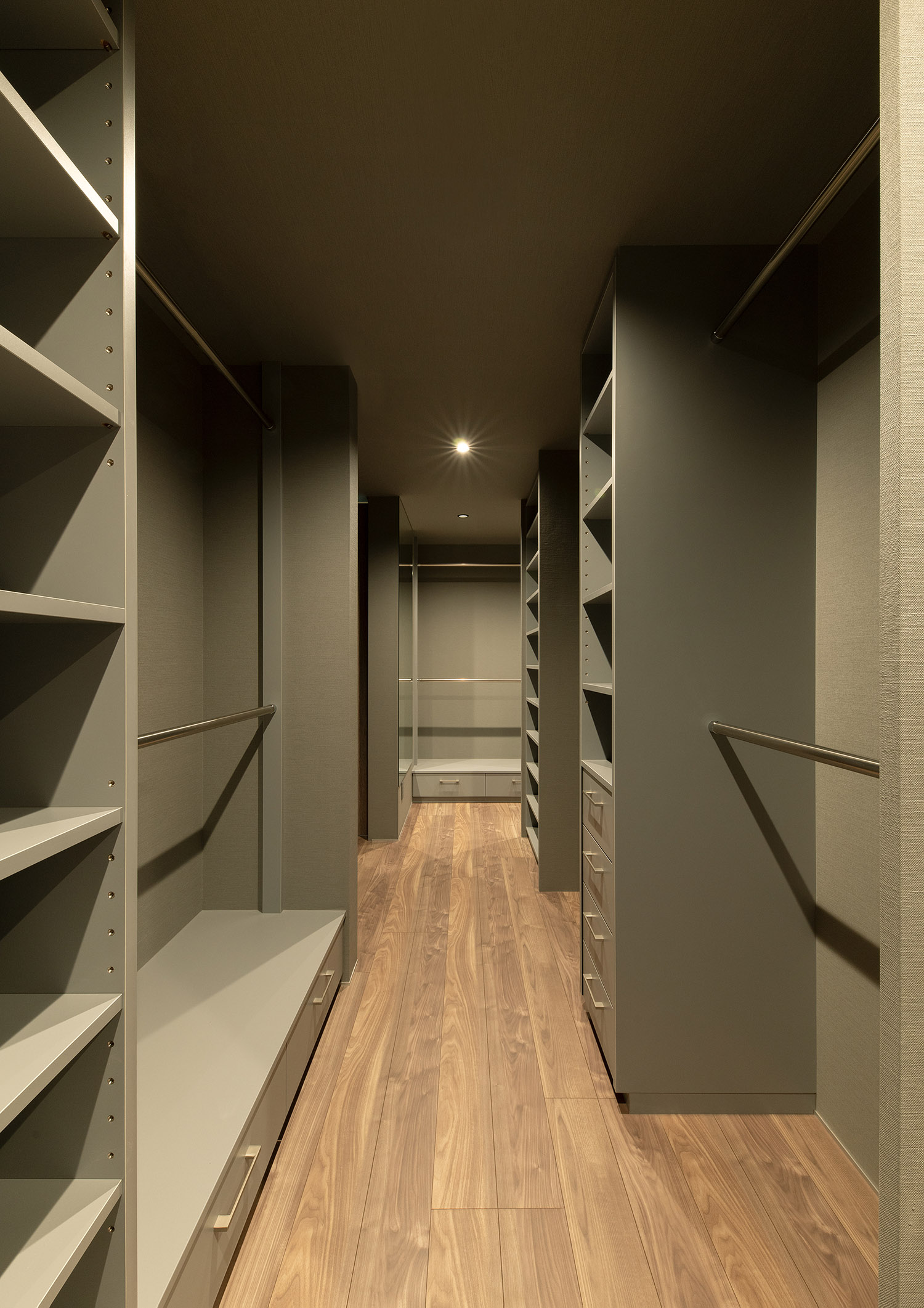 注文住宅・ウォークインクローゼット・グレー 注文住宅・デザイン住宅建築実例_『CASE744 CAVE』_寝室