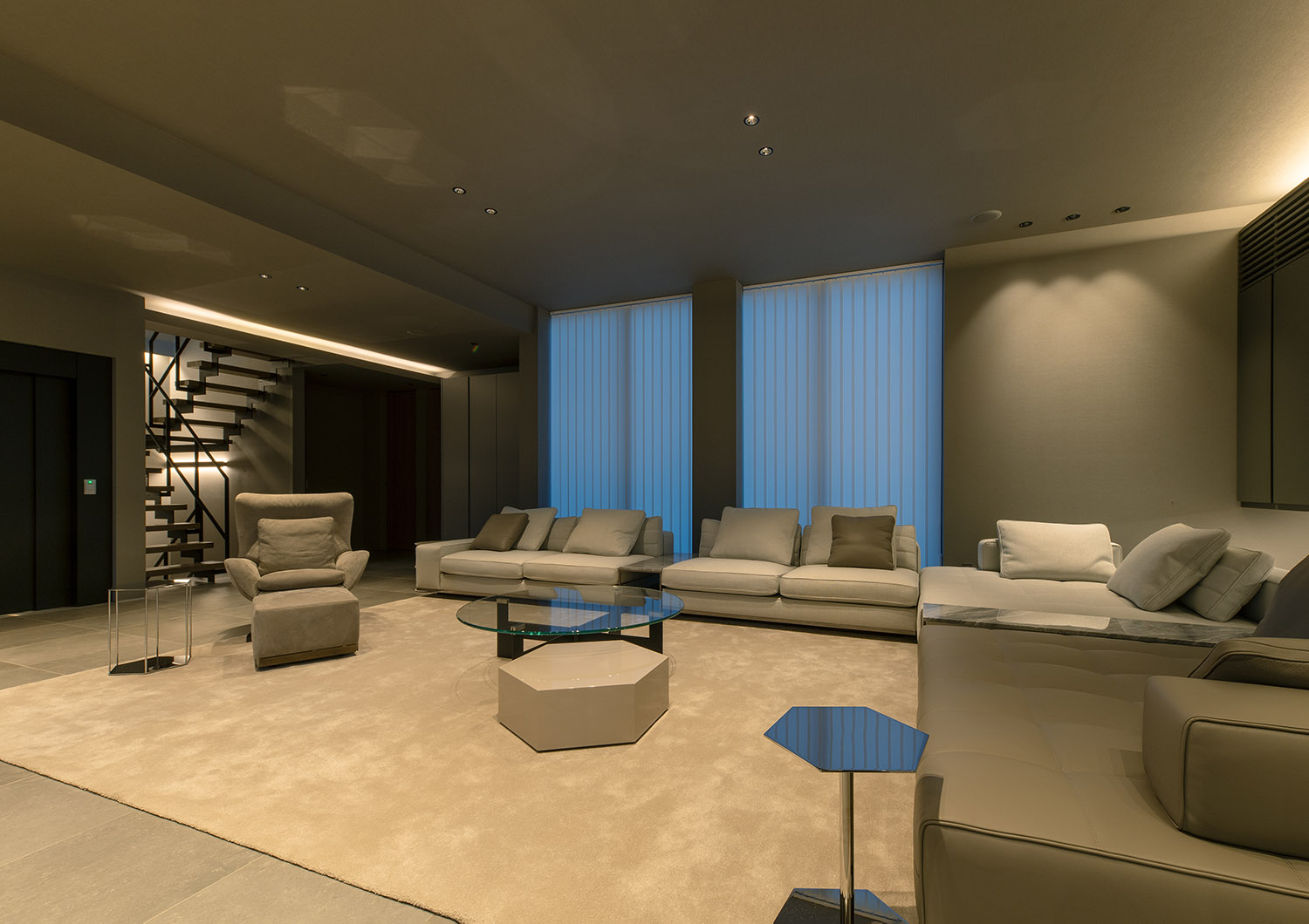 注文住宅・LDK・グレー・高天井・ハイドア・大開口・SE工法 注文住宅・デザイン住宅建築実例_『CASE744 CAVE』_LDK