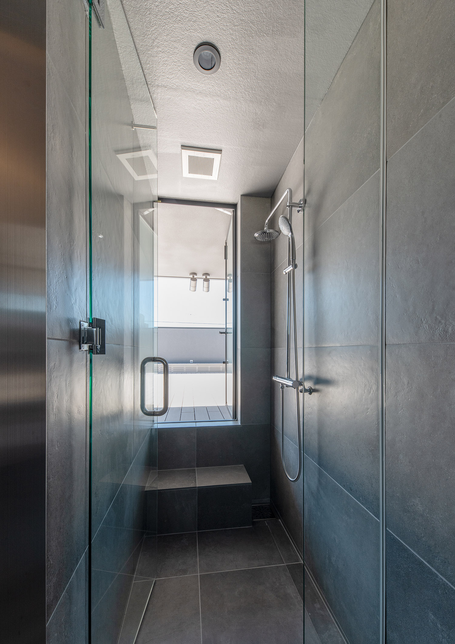 注文住宅・シャワールーム・テラスとつながる・タイル・グレー 注文住宅・デザイン住宅建築実例_『CASE744 CAVE』_浴室・洗面所