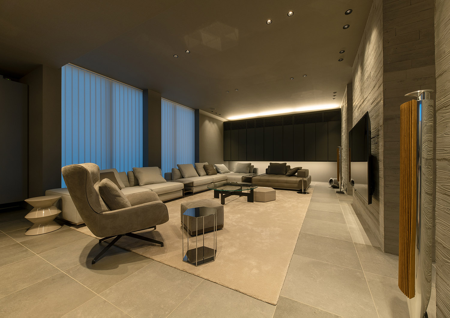 注文住宅・LDK・グレー・高天井・ハイドア・大開口・SE工法 注文住宅・デザイン住宅建築実例_『CASE744 CAVE』_LDK