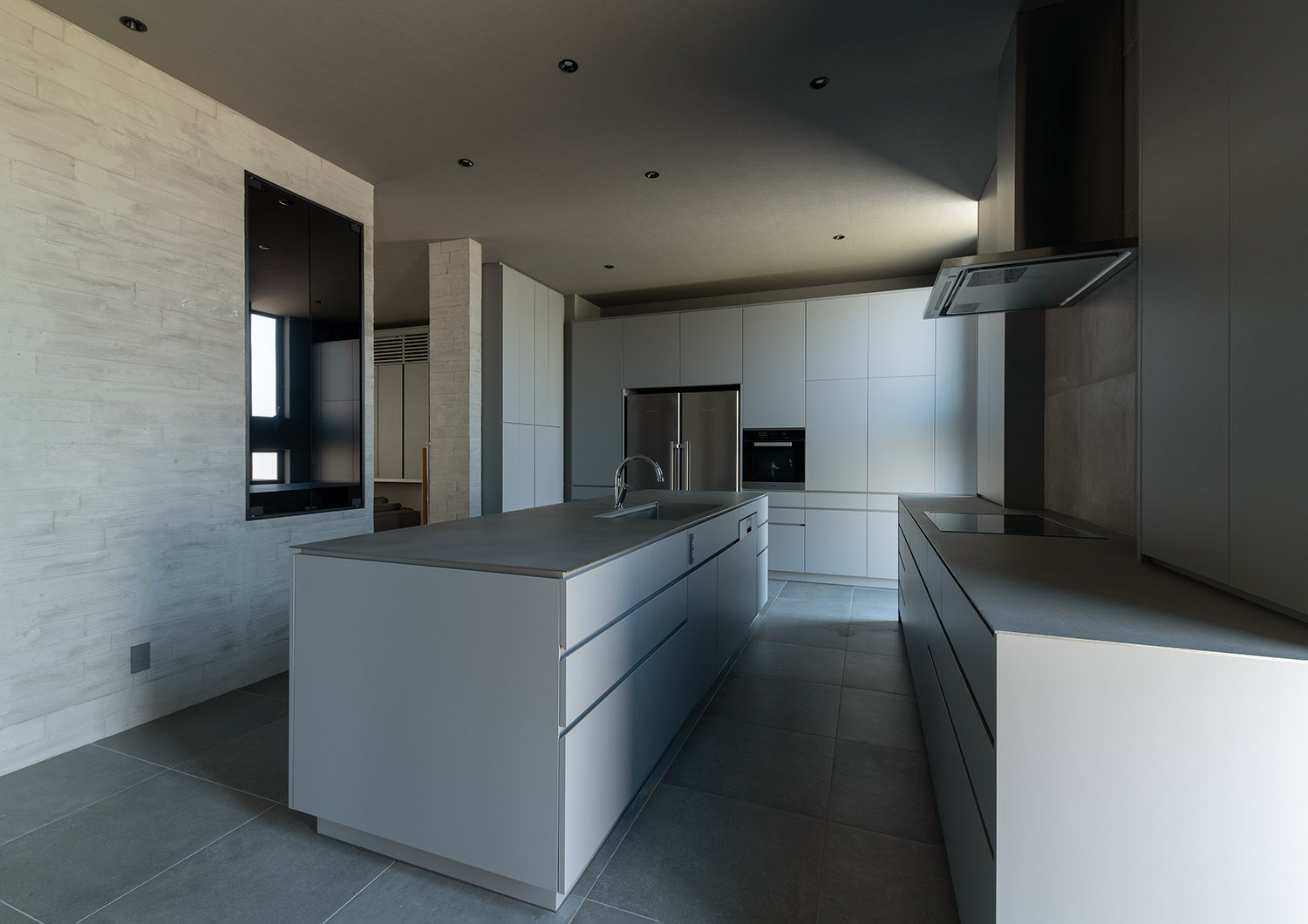 注文住宅・LDK・ダイニングキッチン・カウンターキッチン・Ⅱ型キッチン・グレー 注文住宅・デザイン住宅建築実例_『CASE744 CAVE』_キッチン