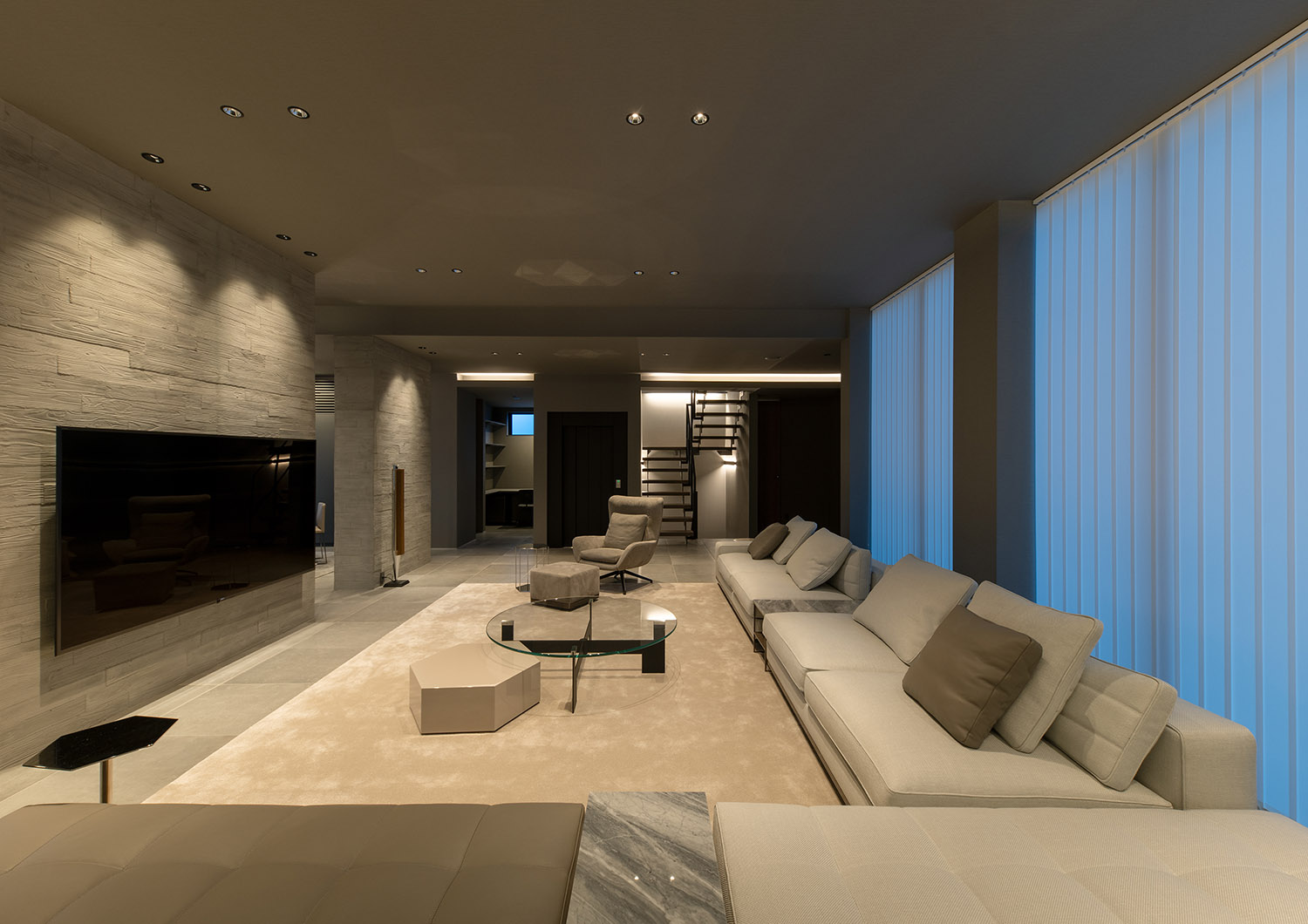 注文住宅・LDK・グレー・高天井・ハイドア・大開口・SE工法 注文住宅・デザイン住宅建築実例_『CASE744 CAVE』_LDK