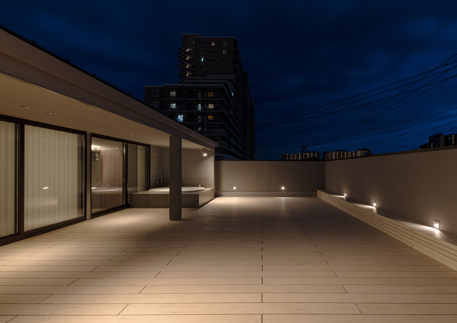 注文住宅・ルーフバルコニー・屋外浴室・露天風呂 注文住宅・デザイン住宅建築実例_『CASE744 CAVE』_テラス・バルコニー