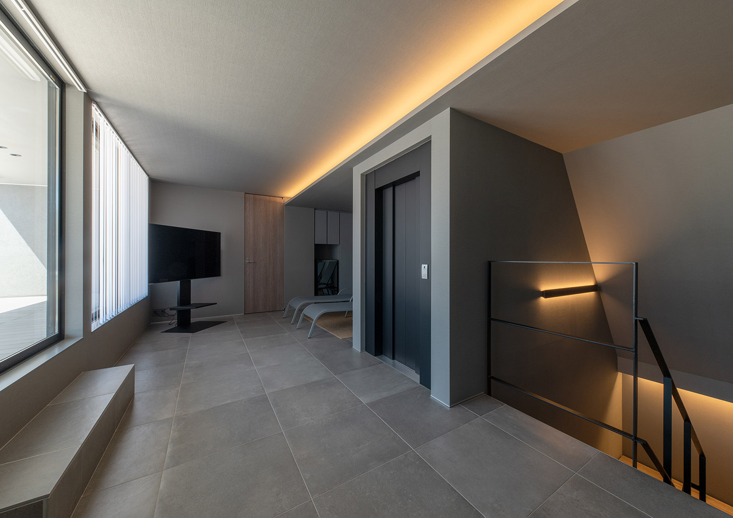 注文住宅・バルコニーが見えるスペース・エレベーターがある家 注文住宅・デザイン住宅建築実例_『CASE744 CAVE』_フリースペース