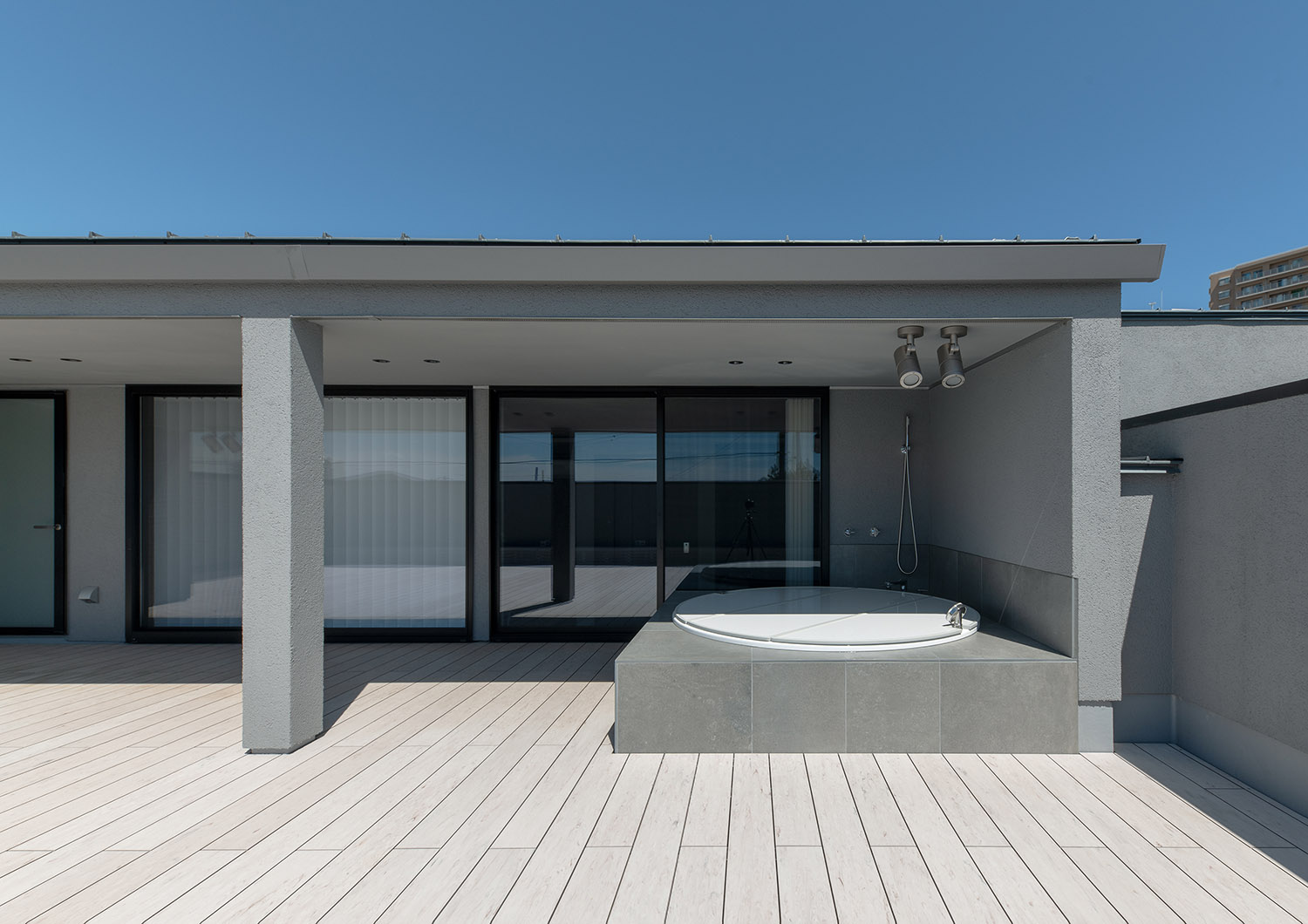 注文住宅・ルーフバルコニー・屋外浴室・露天風呂 注文住宅・デザイン住宅建築実例_『CASE744 CAVE』_テラス・バルコニー