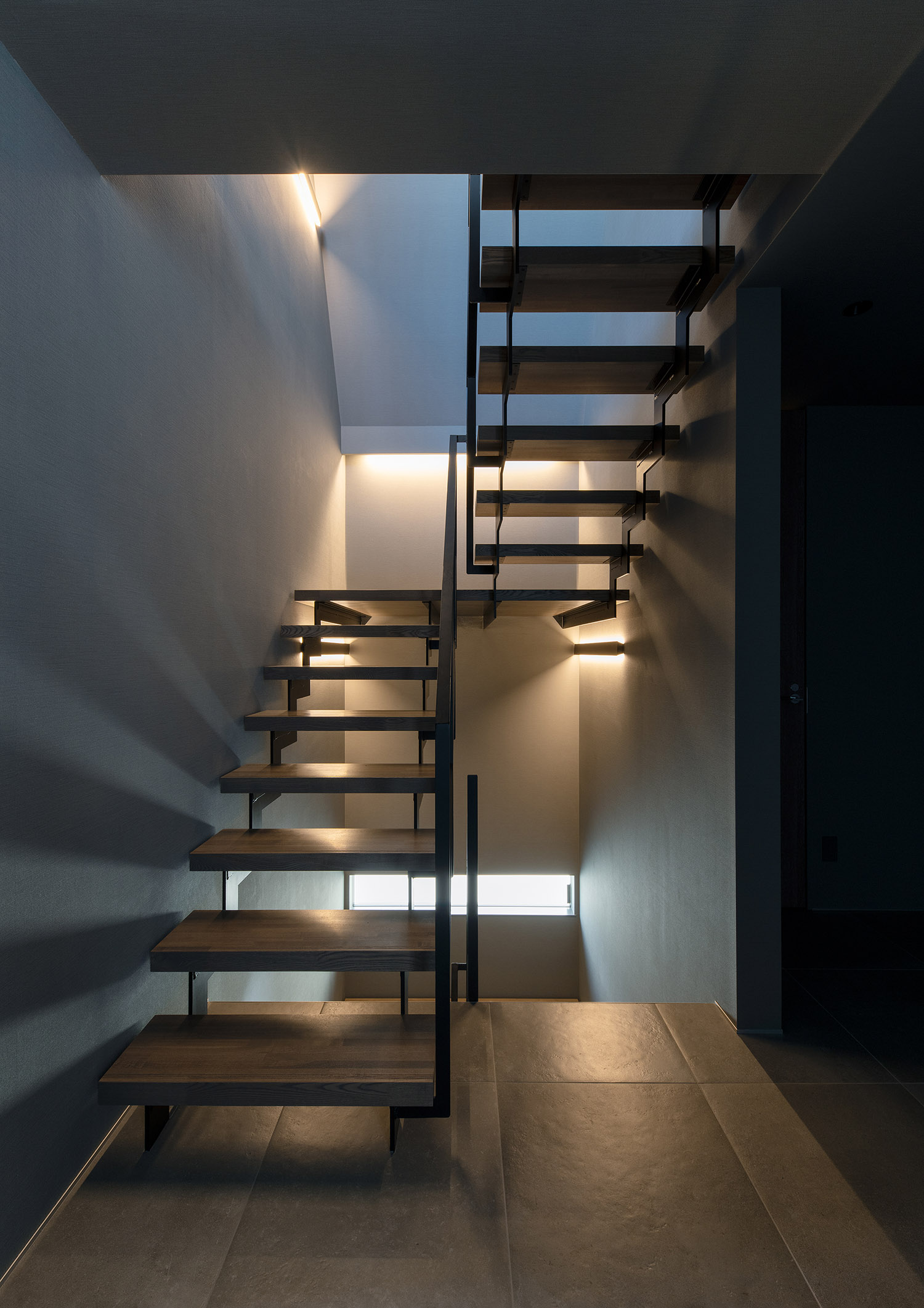 注文住宅・階段・スケルトン階段・アイアンの手すり・スリット窓 注文住宅・デザイン住宅建築実例_『CASE744 CAVE』_階段