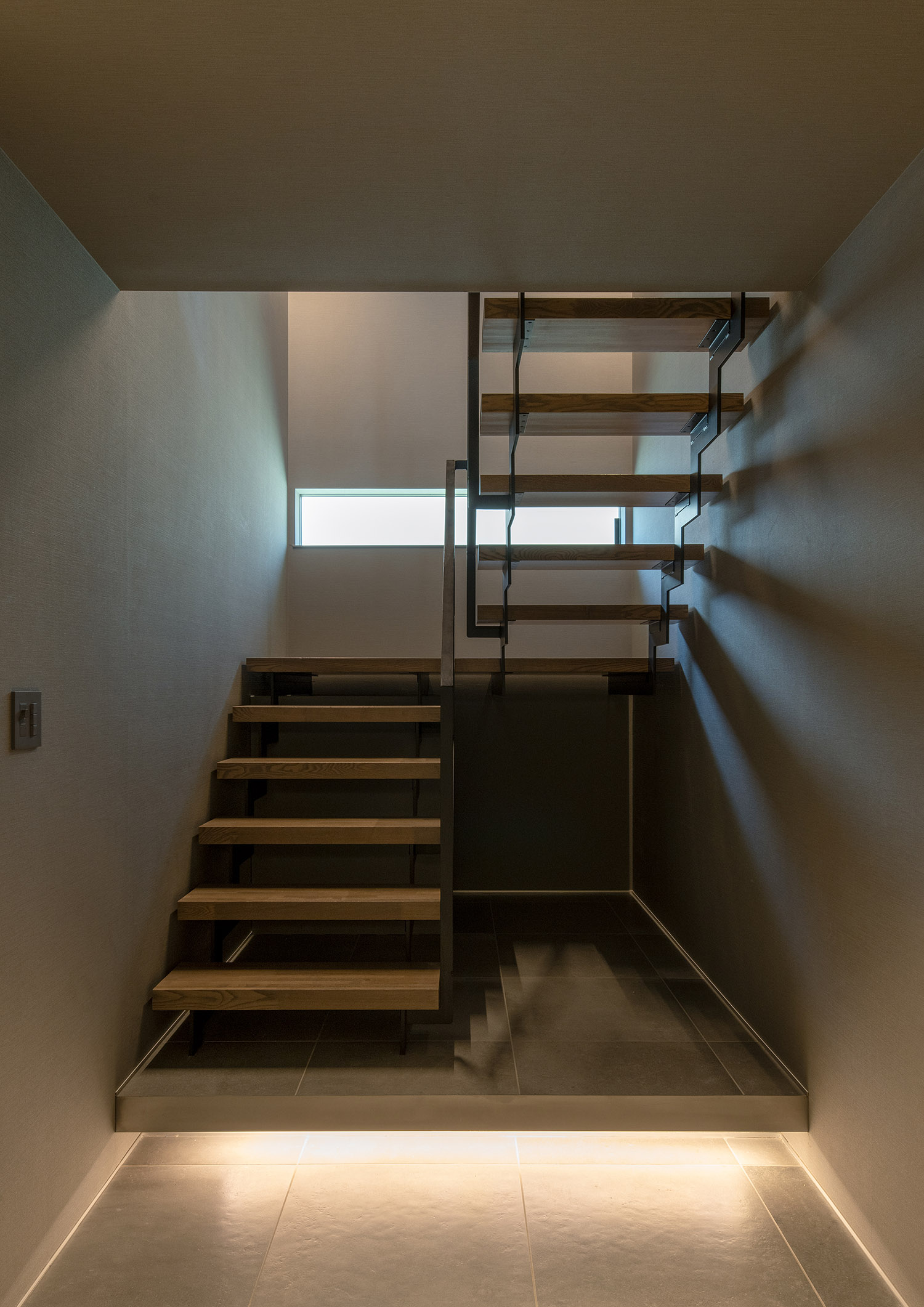注文住宅・階段・スケルトン階段・アイアンの手すり・スリット窓 注文住宅・デザイン住宅建築実例_『CASE744 CAVE』_階段