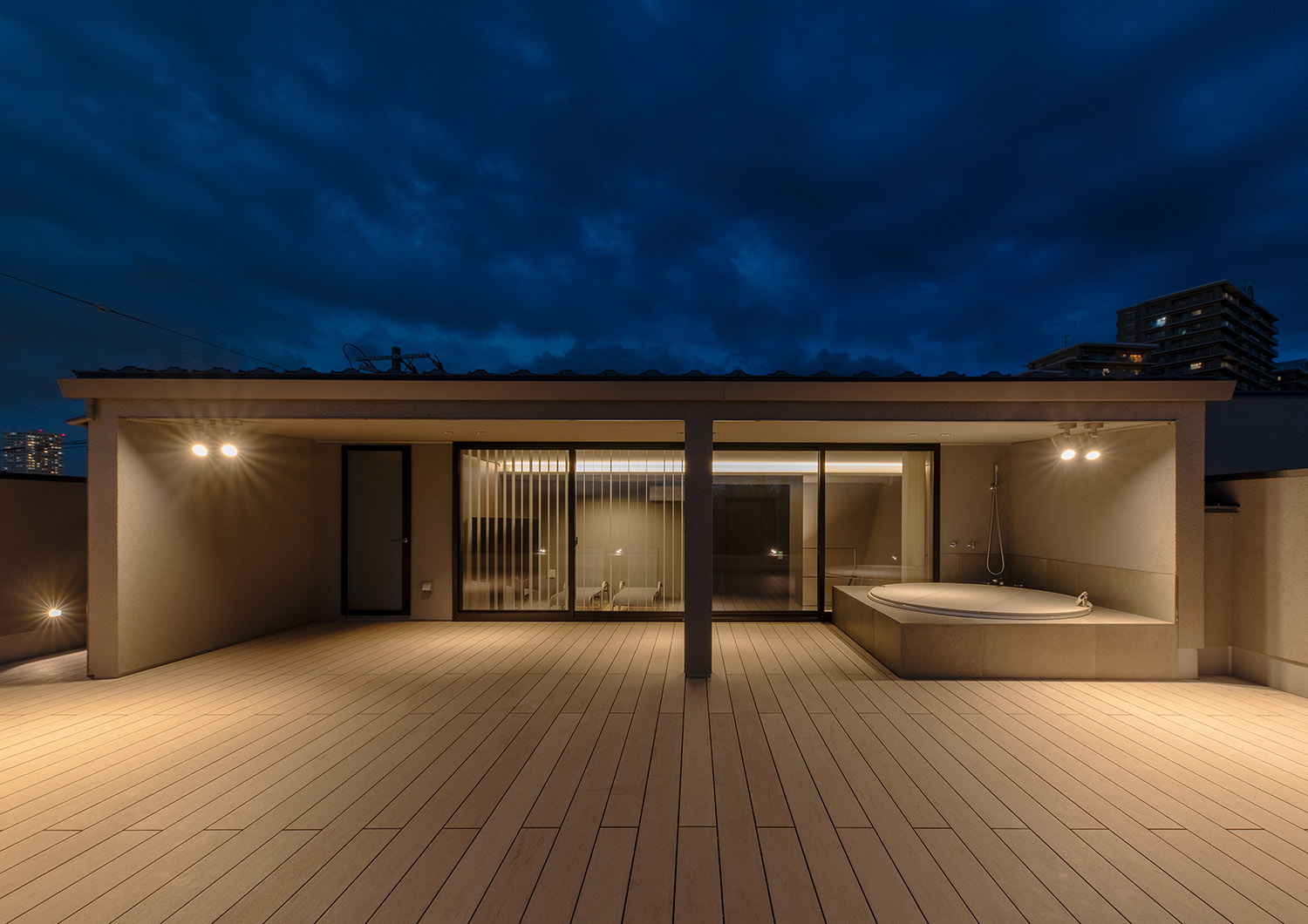 注文住宅・ルーフバルコニー・屋外浴室・露天風呂 注文住宅・デザイン住宅建築実例_『CASE744 CAVE』_テラス・バルコニー