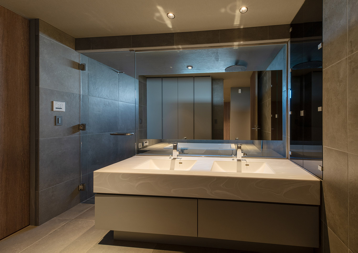 注文住宅・洗面所・2ボウル・ガラス扉・ホテルライク 注文住宅・デザイン住宅建築実例_『CASE744 CAVE』_浴室・洗面所