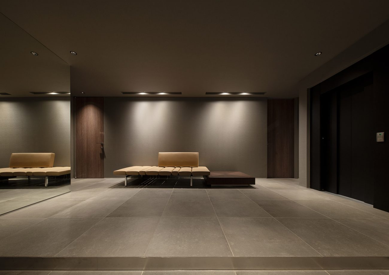 注文住宅・玄関・タイル・間接照明 注文住宅・デザイン住宅建築実例_『CASE744 CAVE』_玄関