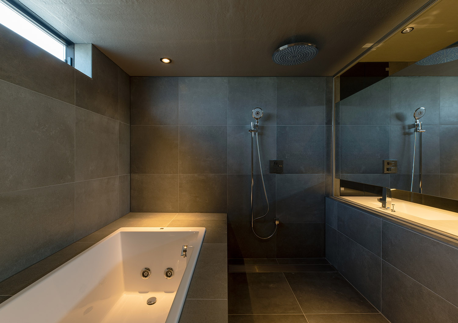 注文住宅・浴室・タイル・グレー・スリット窓・オーバーヘッドシャワー 注文住宅・デザイン住宅建築実例_『CASE744 CAVE』_浴室・洗面所