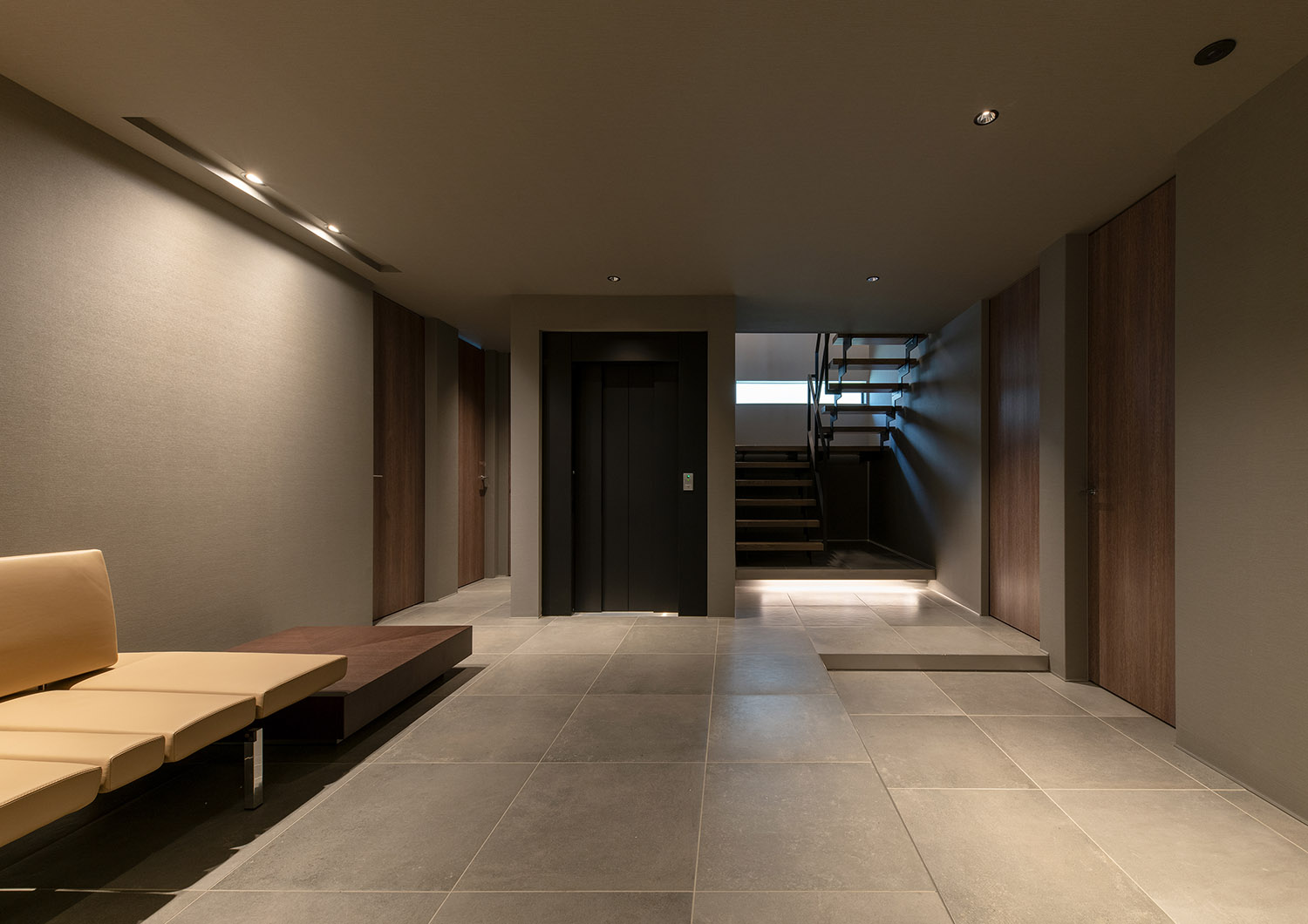 注文住宅・玄関・タイル・エレベーターのある家 注文住宅・デザイン住宅建築実例_『CASE744 CAVE』_玄関