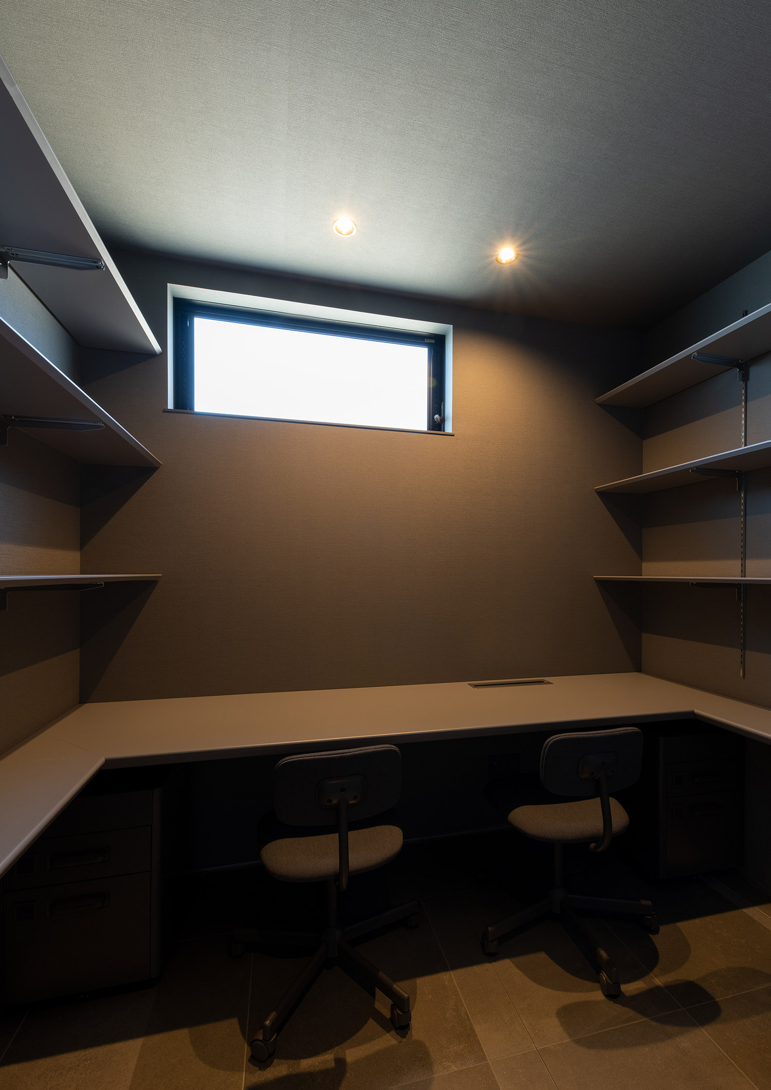 注文住宅・書斎・ワークスペース・グレー・スリット窓 注文住宅・デザイン住宅建築実例_『CASE744 CAVE』_書斎