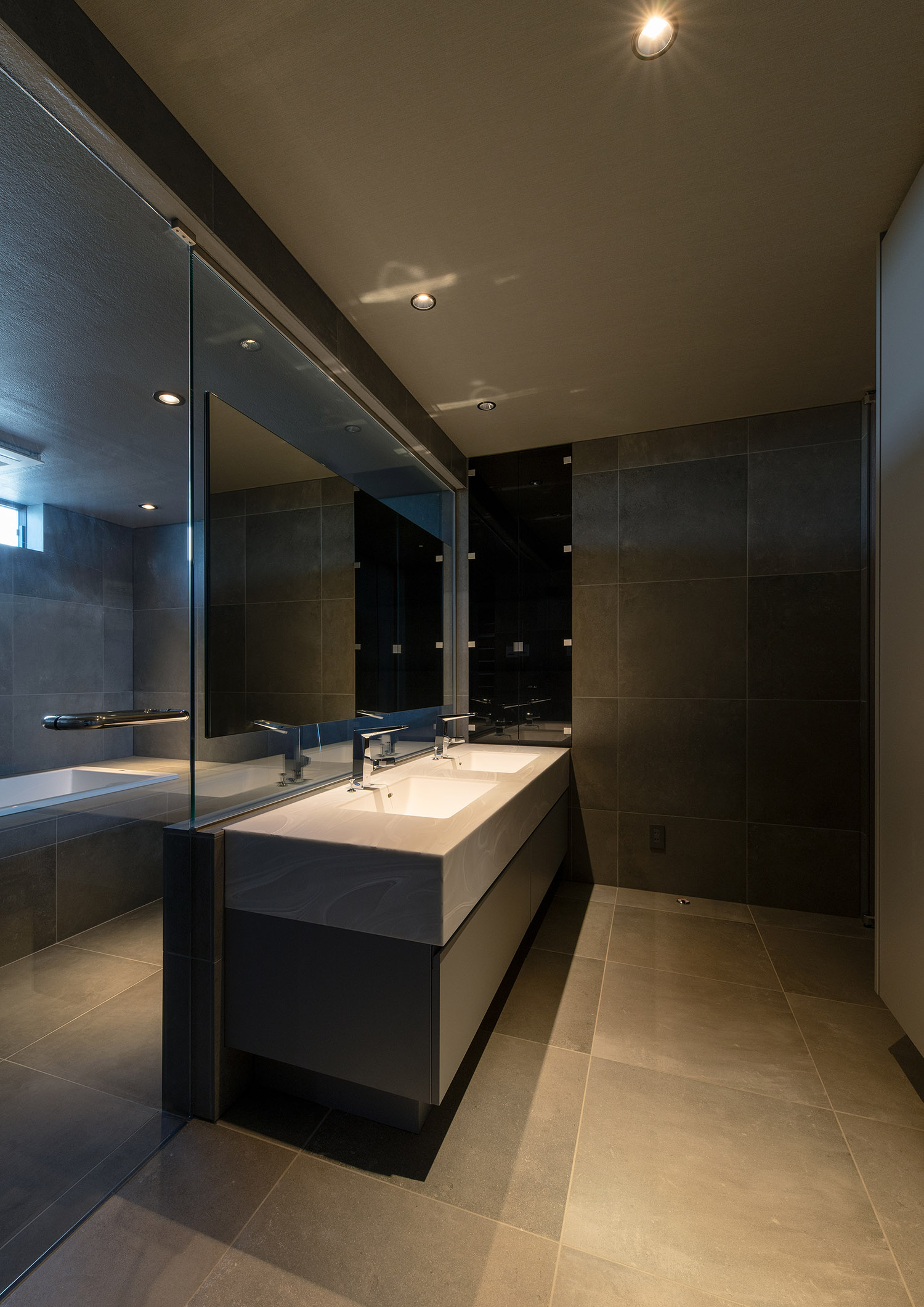 注文住宅・洗面所・2ボウル・ガラス扉・ホテルライク 注文住宅・デザイン住宅建築実例_『CASE744 CAVE』_浴室・洗面所