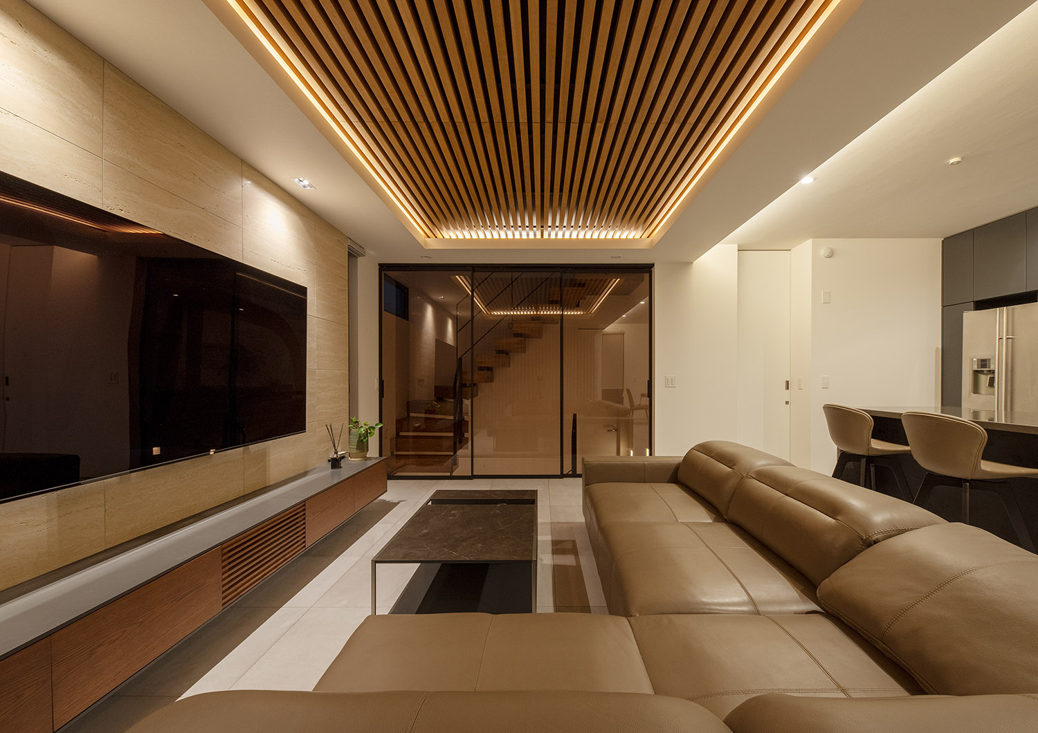 注文住宅・LDK・タイル・ガラス扉・ハイドア・ルーバー天井・アジアンリゾート 注文住宅・デザイン住宅建築実例_『CASE745 自由が丘の家』_LDK