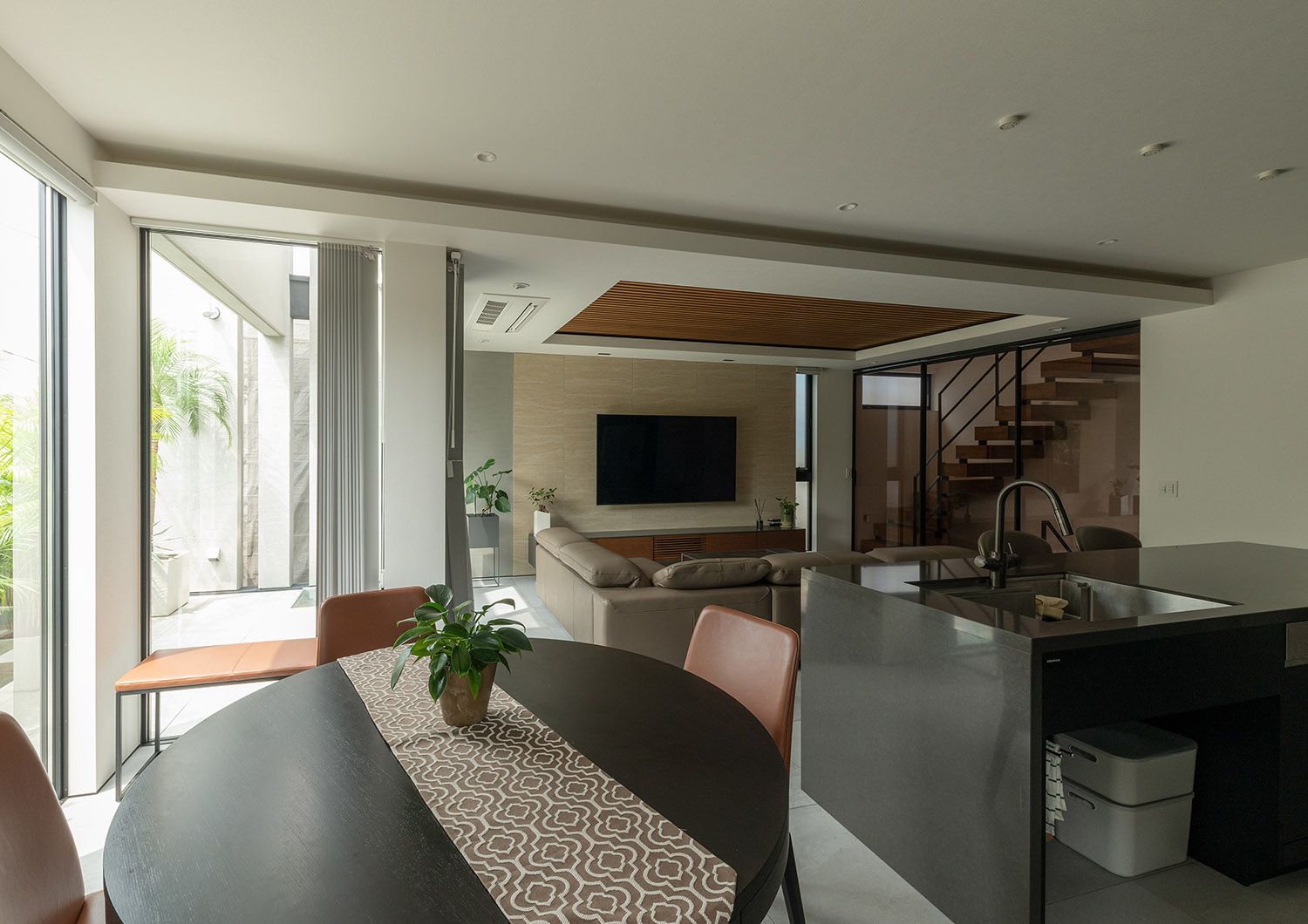 注文住宅・LDK・タイル・バルコニーとつながる・ルーバー天井・アジアンリゾート 注文住宅・デザイン住宅建築実例_『CASE745 自由が丘の家』_LDK