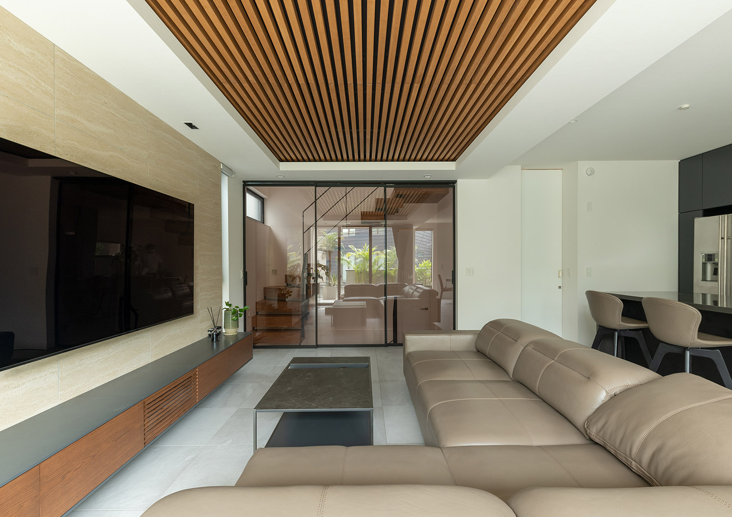 注文住宅・LDK・タイル・ガラス扉・ルーバー天井・アジアンリゾート 注文住宅・デザイン住宅建築実例_『CASE745 自由が丘の家』_LDK