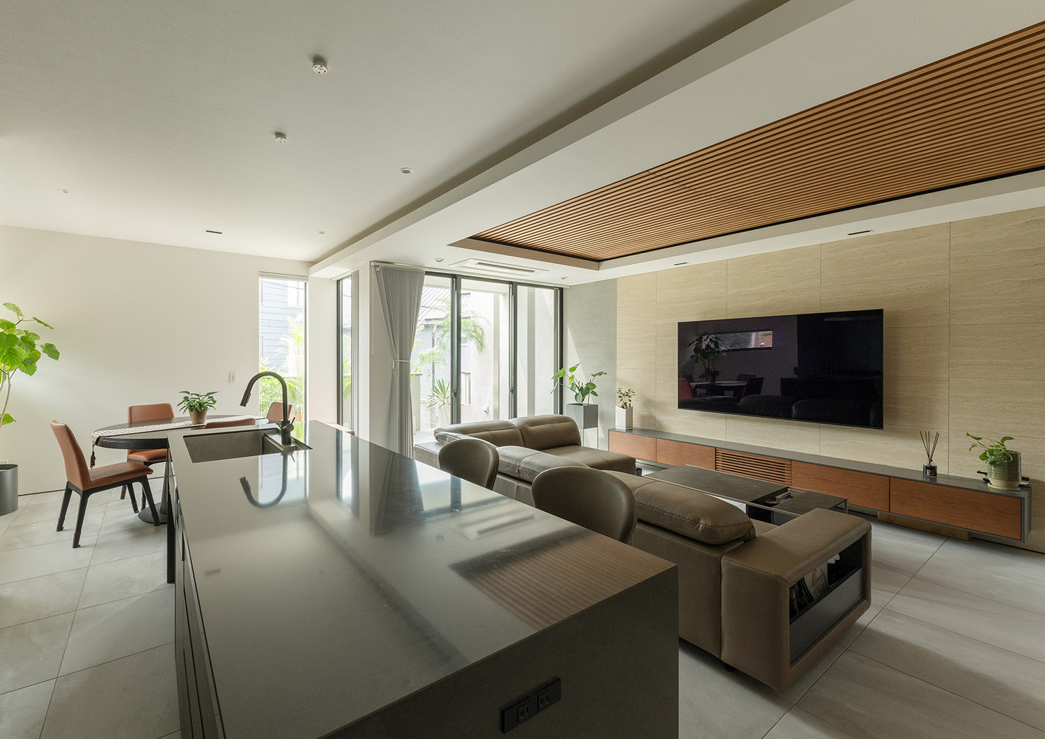 注文住宅・LDK・タイル・ルーバー天井・一体型キッチン・アジアンリゾート 注文住宅・デザイン住宅建築実例_『CASE745 自由が丘の家』_LDK