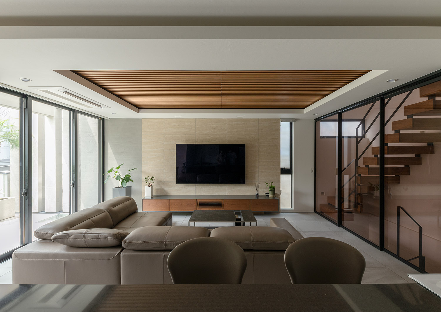 注文住宅・LDK・タイル・バルコニーとつながる・ルーバー天井・アジアンリゾート 注文住宅・デザイン住宅建築実例_『CASE745 自由が丘の家』_LDK