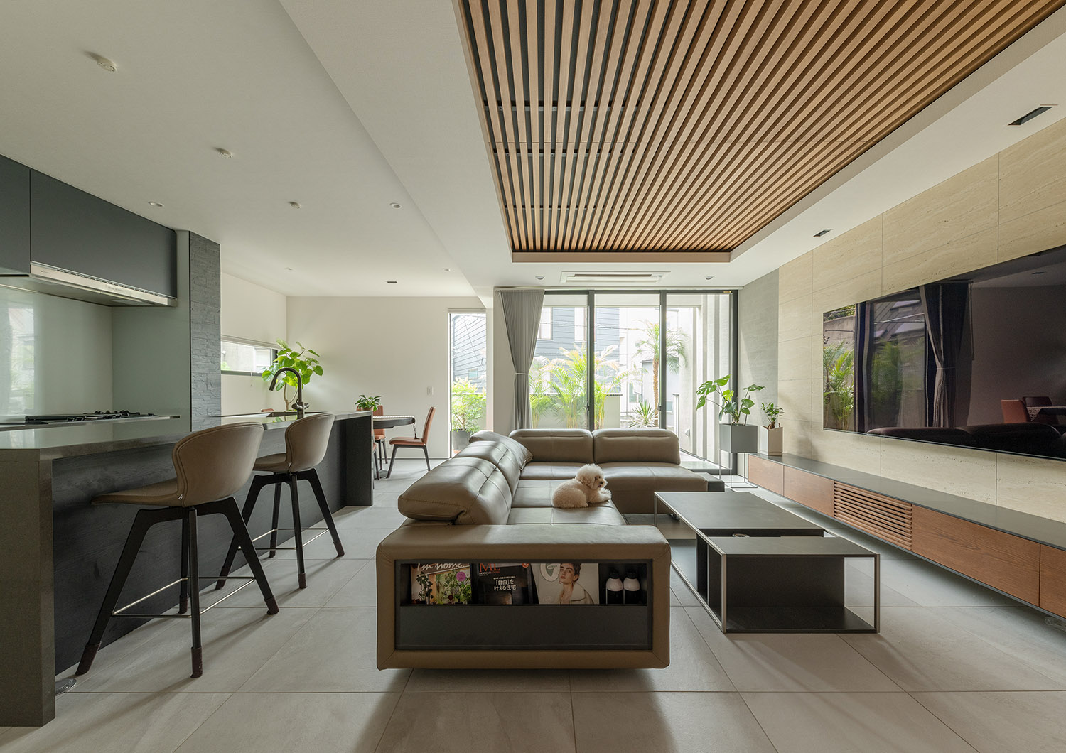 注文住宅・LDK・タイル・ペットと暮らす・バルコニーとつながる・ルーバー天井・アジアンリゾート 注文住宅・デザイン住宅建築実例_『CASE745 自由が丘の家』_LDK