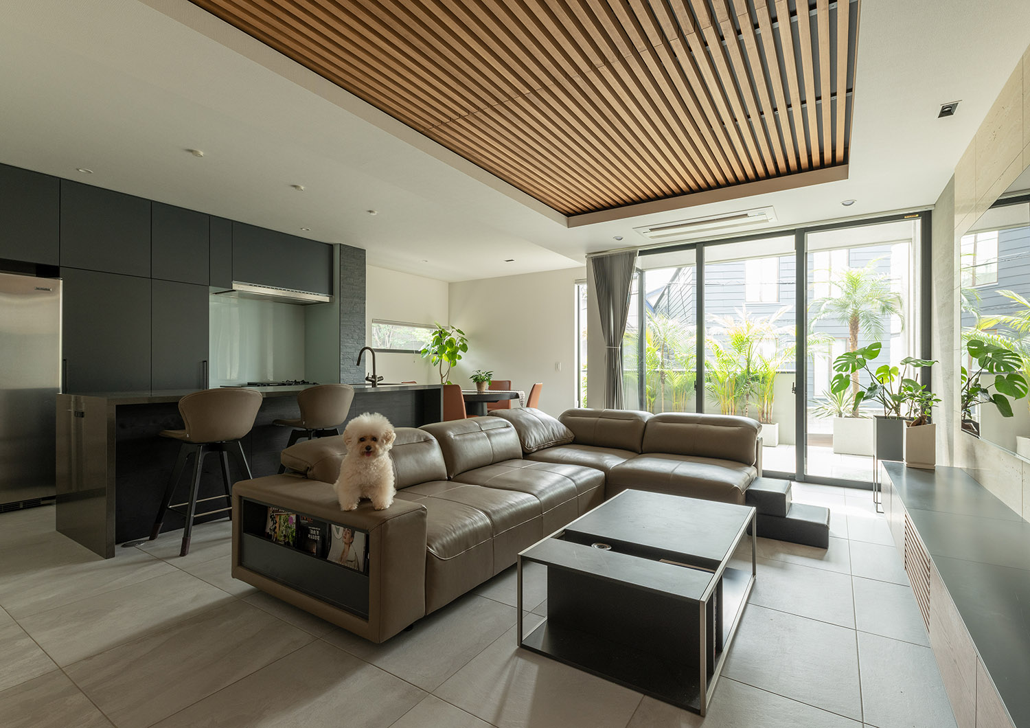 注文住宅・LDK・タイル・ペットと暮らす・バルコニーとつながる・ルーバー天井・アジアンリゾート 注文住宅・デザイン住宅建築実例_『CASE745 自由が丘の家』_LDK