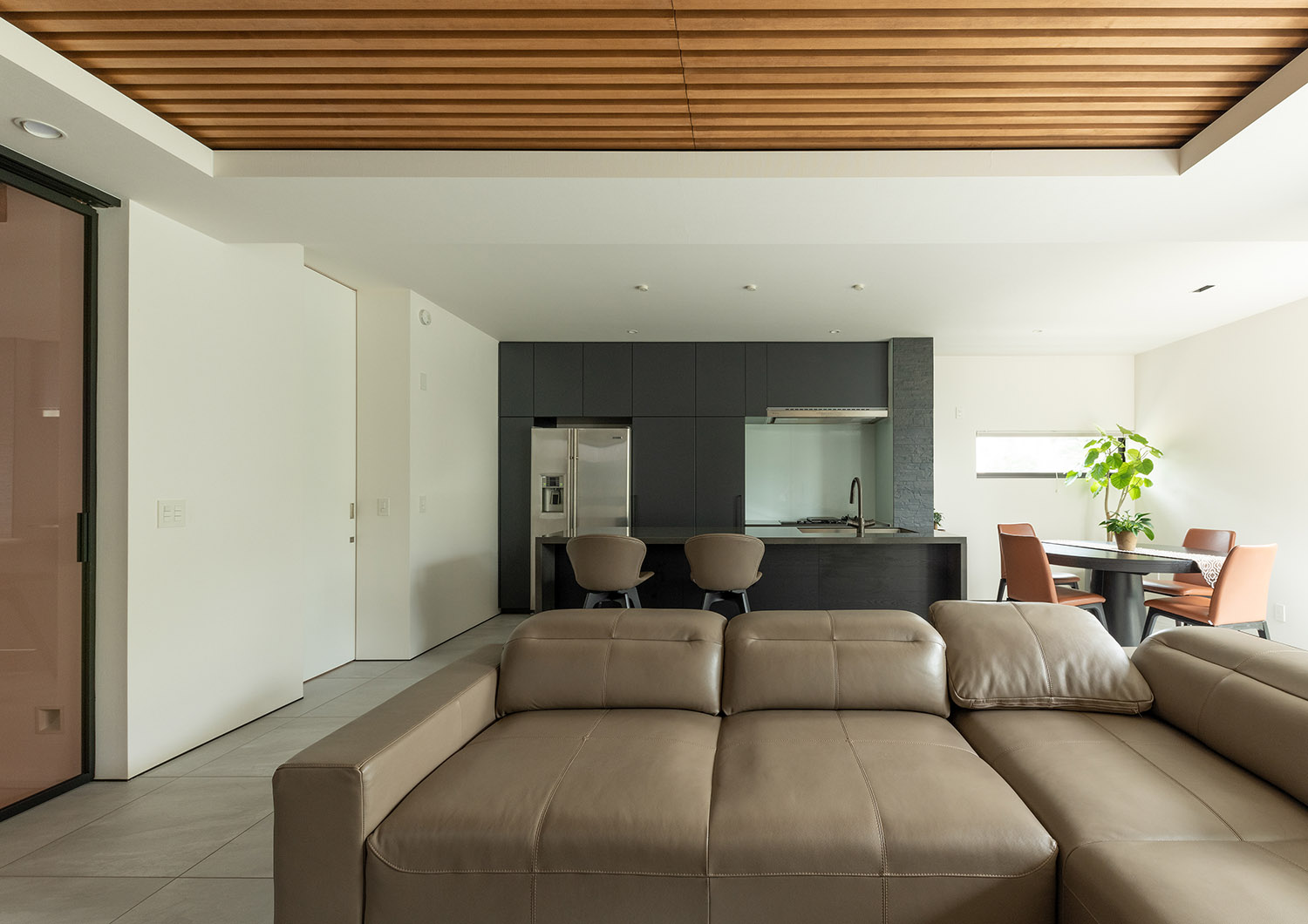 注文住宅・LDK・タイル・ルーバー天井・アジアンリゾート 注文住宅・デザイン住宅建築実例_『CASE745 自由が丘の家』_LDK