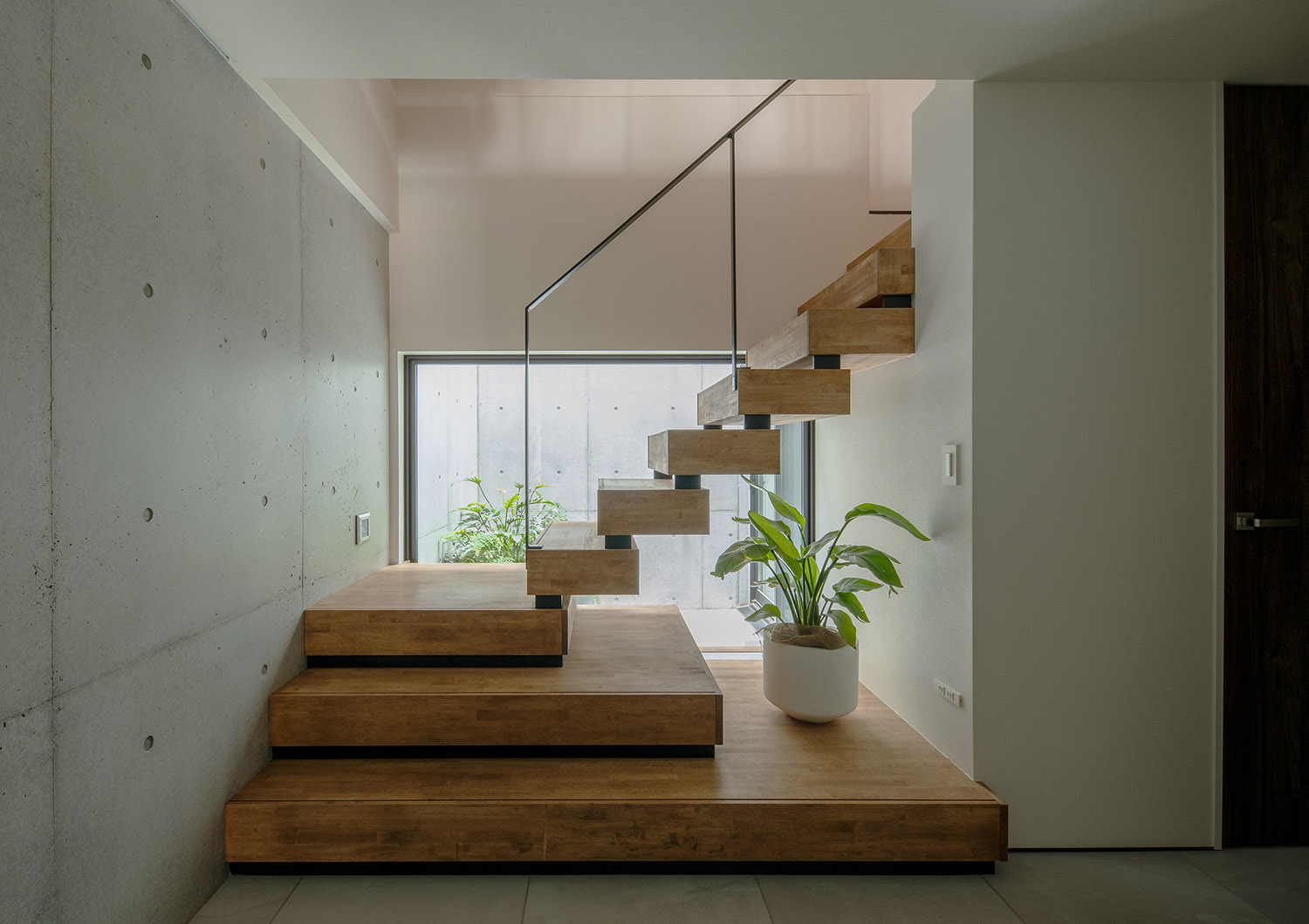 注文住宅・スケルトン階段・木製・FIX窓・アイアンの手すり・細い 注文住宅・デザイン住宅建築実例_『CASE745 自由が丘の家』_階段