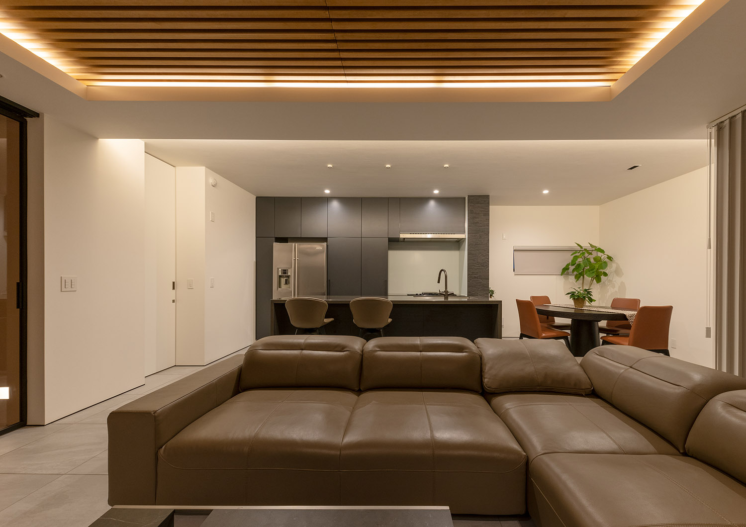 注文住宅・LDK・タイル・ルーバー天井・アジアンリゾート 注文住宅・デザイン住宅建築実例_『CASE745 自由が丘の家』_LDK